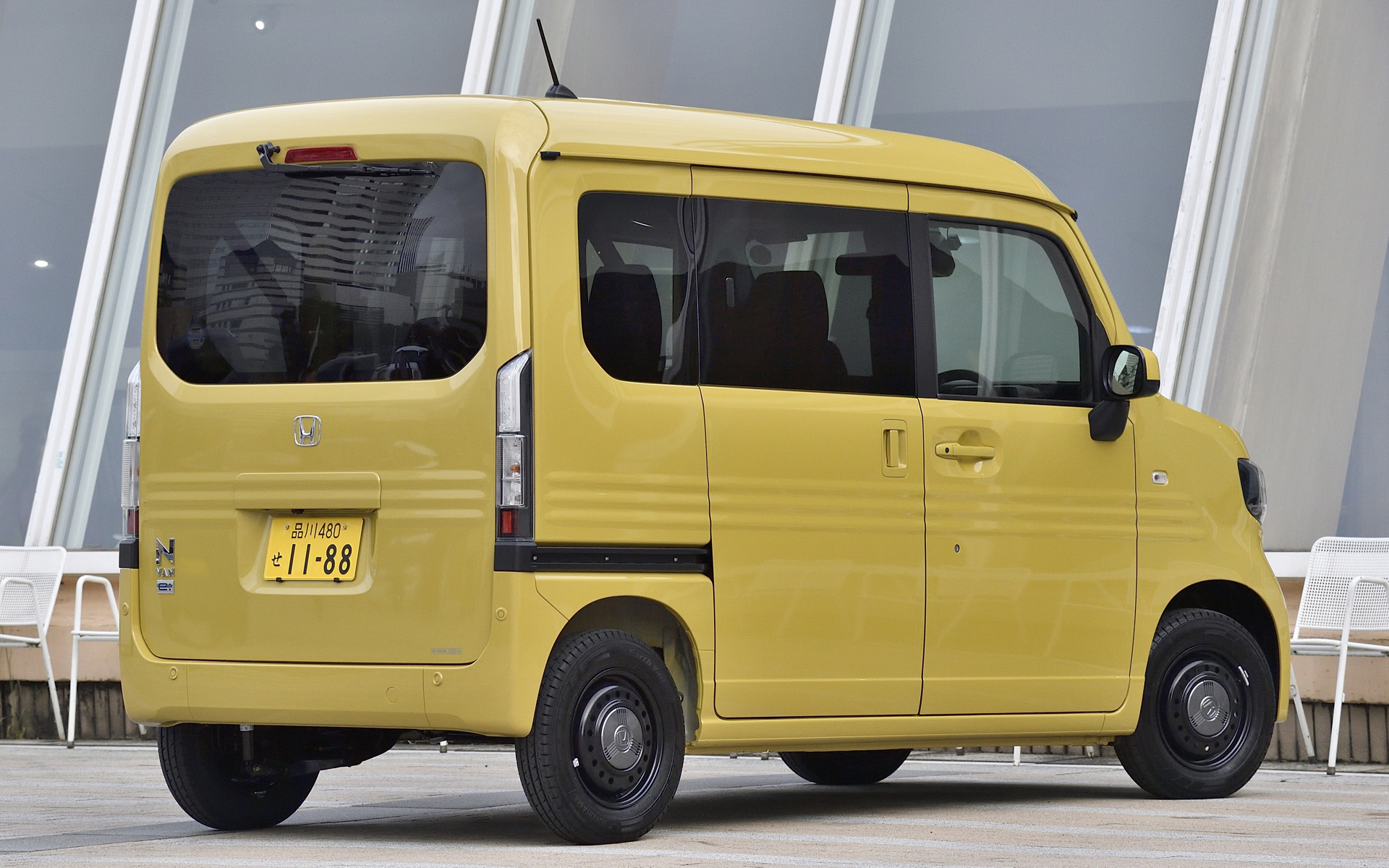 29.6kWhのバッテリを積み、一充電での走行距離は245km（WLTCモード値）。充電スポットを過剰に気にすることなく遠乗りができそうな性能