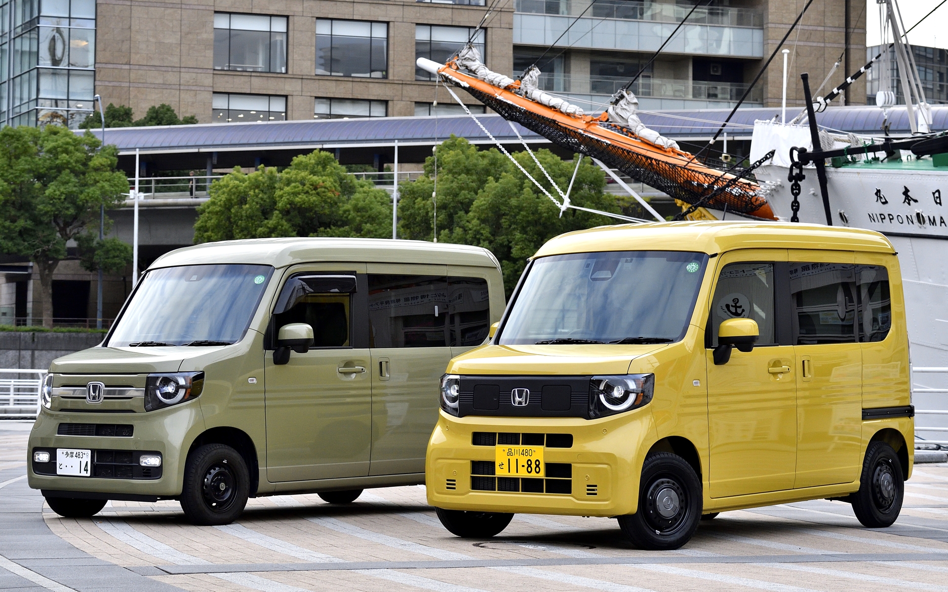 ボディ形状は変わらないが顔つきは変わった。いちばん目立つのがナンバー取り付け位置の変更。ただ、いいわるいというのではなく、向かって少し左寄りに付いているN-VANのほうが、趣味車としての遊び心が感じられて個人的には好きである