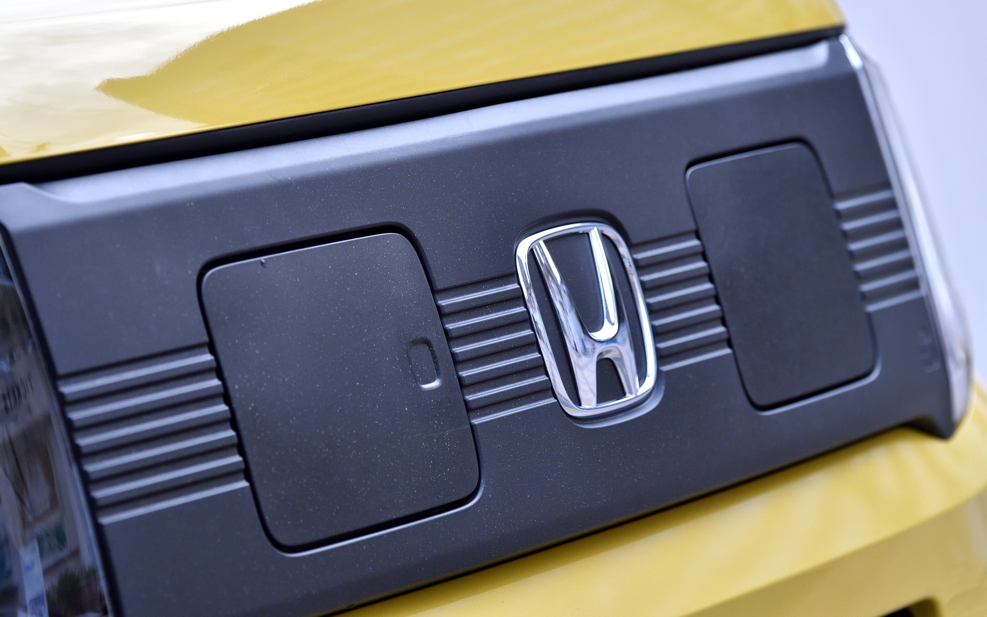 修理や廃車などで回収されたホンダ車のバンパーをリサイクルした素材を使うフロントグリル。よく見るとフレーク塗装のような光る粒が混じっているが、これは材料になったバンパーの塗膜の粒。リサイクル材を使っていることを分かりやすくするため、あえて残しているという