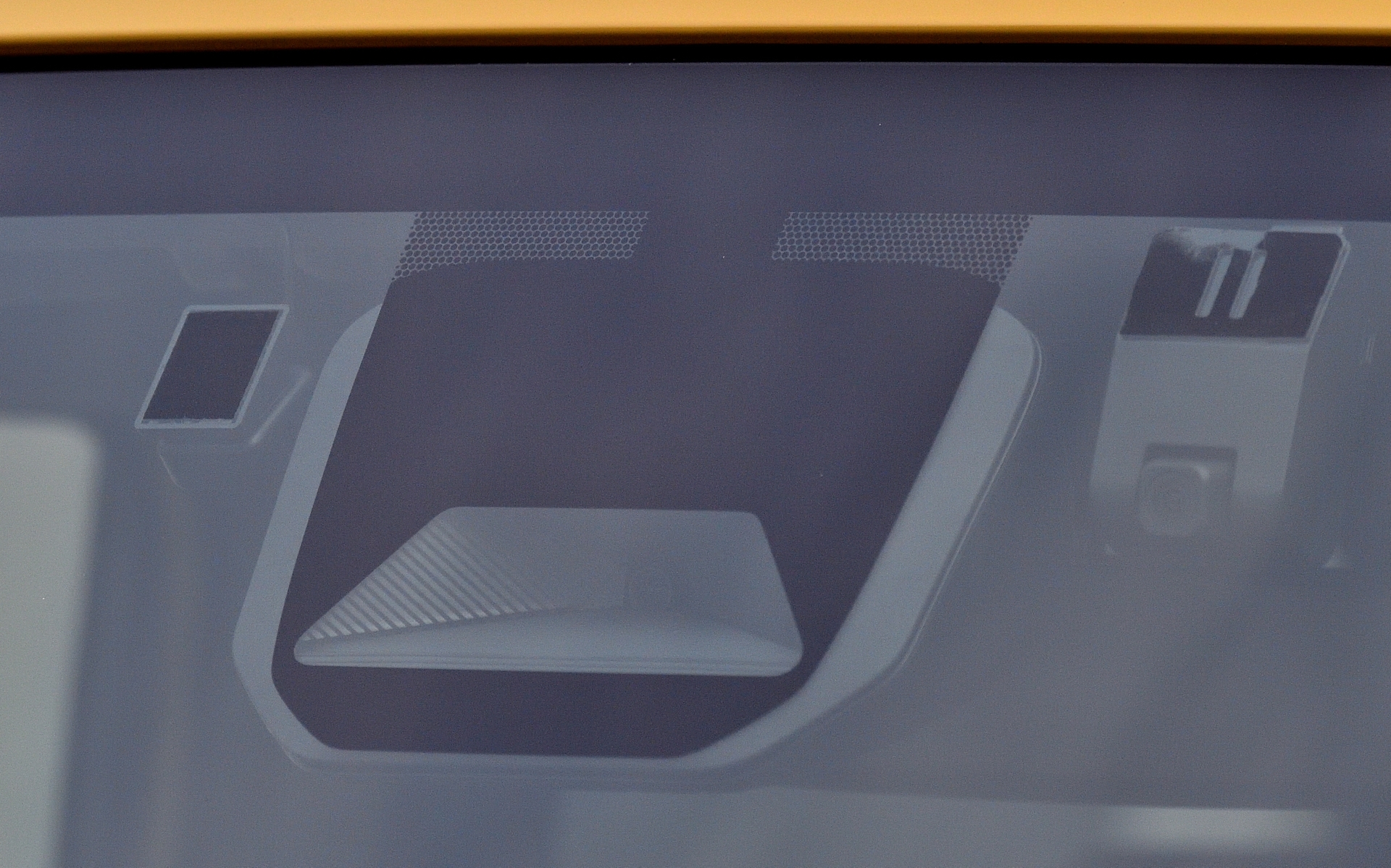 Honda SENSINGは最新型。e:FUNとe:L4ではCMBS（衝突軽減ブレーキ）、オートハイビーム、歩行者事故軽減ステアリング、路外逸脱抑制機能、誤発進抑制機能（前方と後方）、ACC（アダプティブ・クルーズ・コントロール）、LKAS（車線維持支援システム）、標識認識機能、先行車発進お知らせ、パーキングセンサーの機能がある。e:Gとe:L2はCMBS、オートハイビーム、パーキングセンサーのみに絞られる