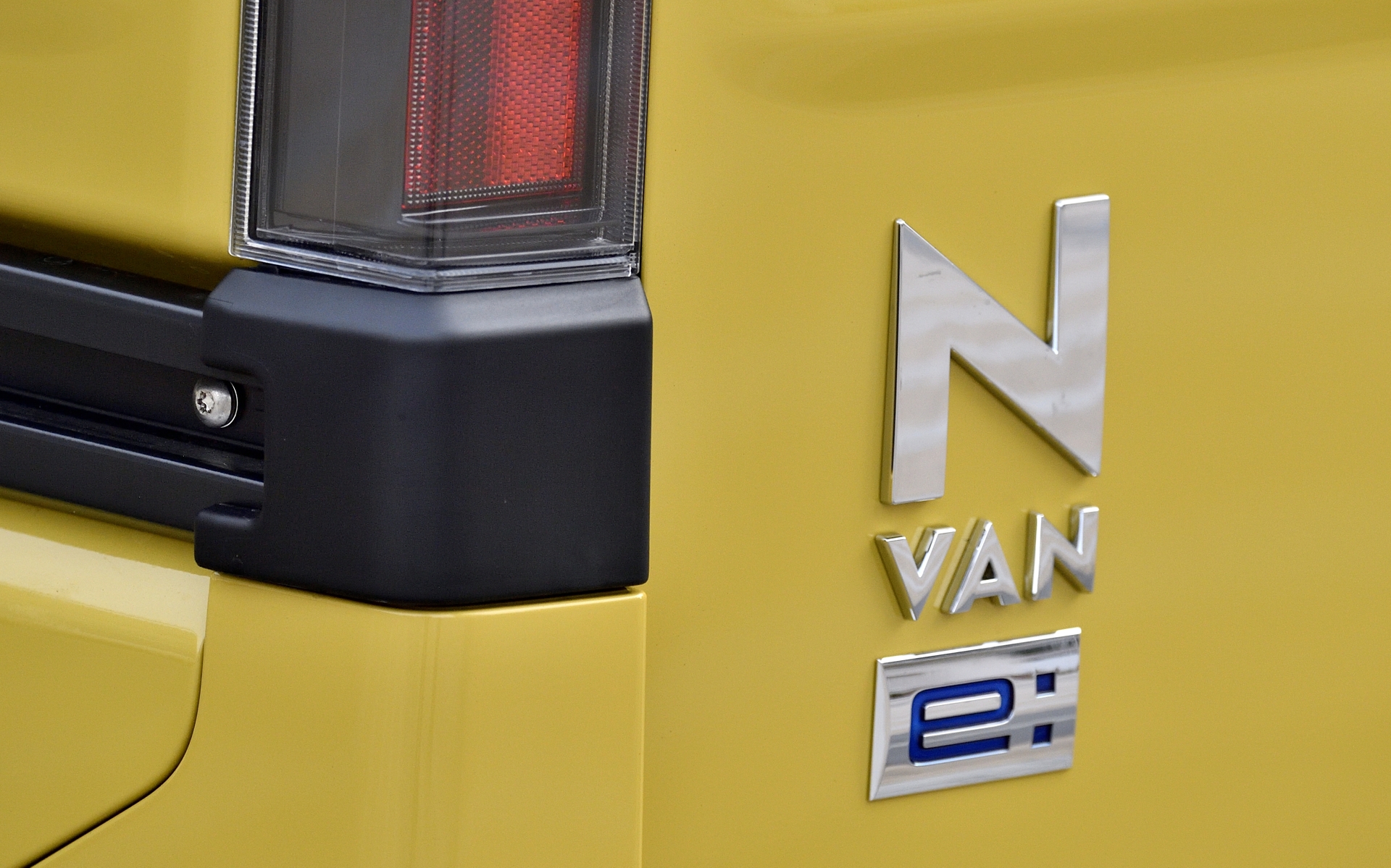 リアまわりで見分けられるのはエンブレムとなる。ただ、N-VAN e:にはオプションの2トーンカラーがあるので、そちらを選ぶとひと目でN-VAN e:だと分かる