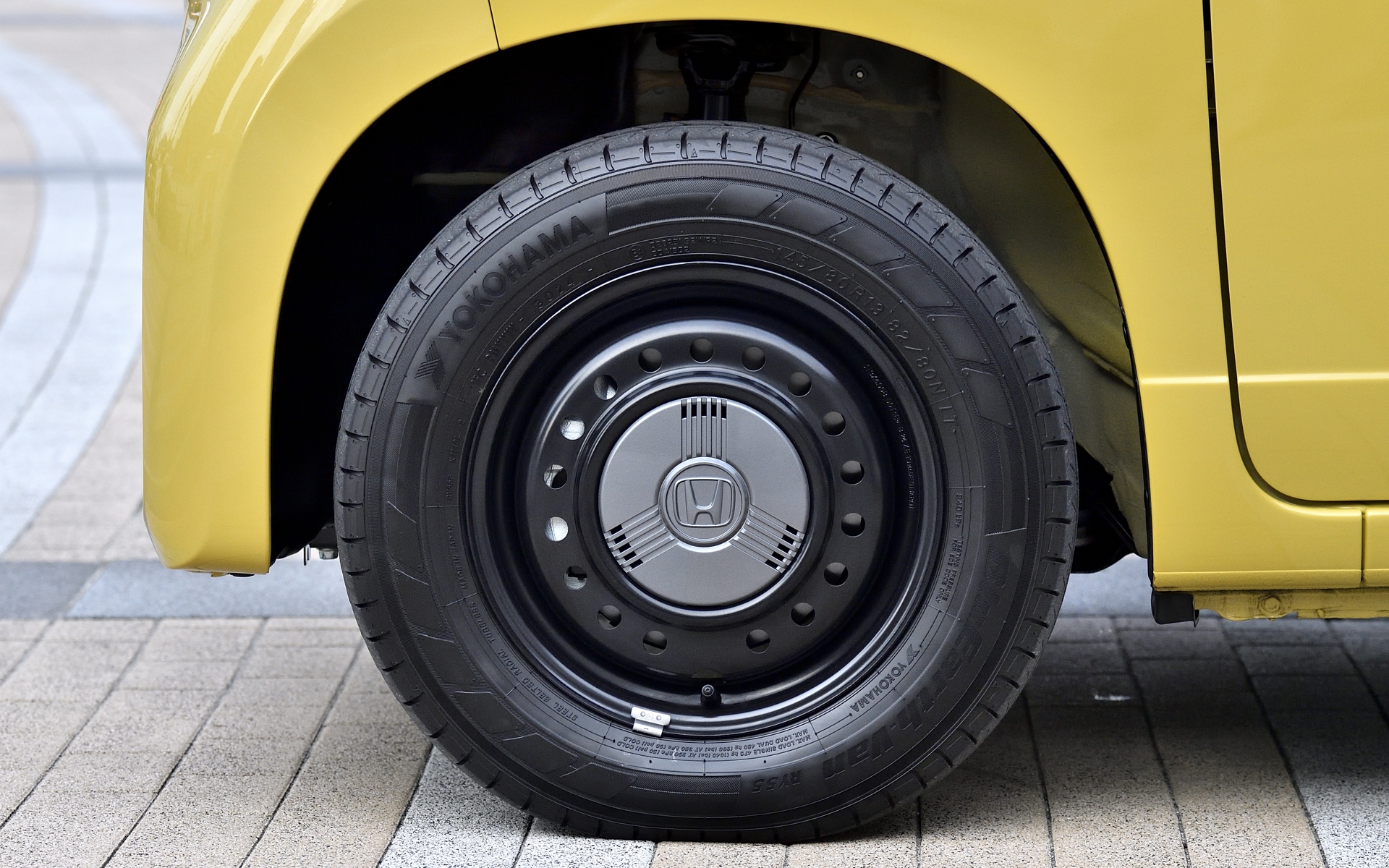 車重が約200kg増えたことからブレーキローターの大径化が図られた。そのためタイヤ、ホイールが13インチとなった。タイヤサイズは145/80R13 82/80N LT。銘柄は横浜ゴムのBluEarth Van RY55だが市販品とは特性を変えているという