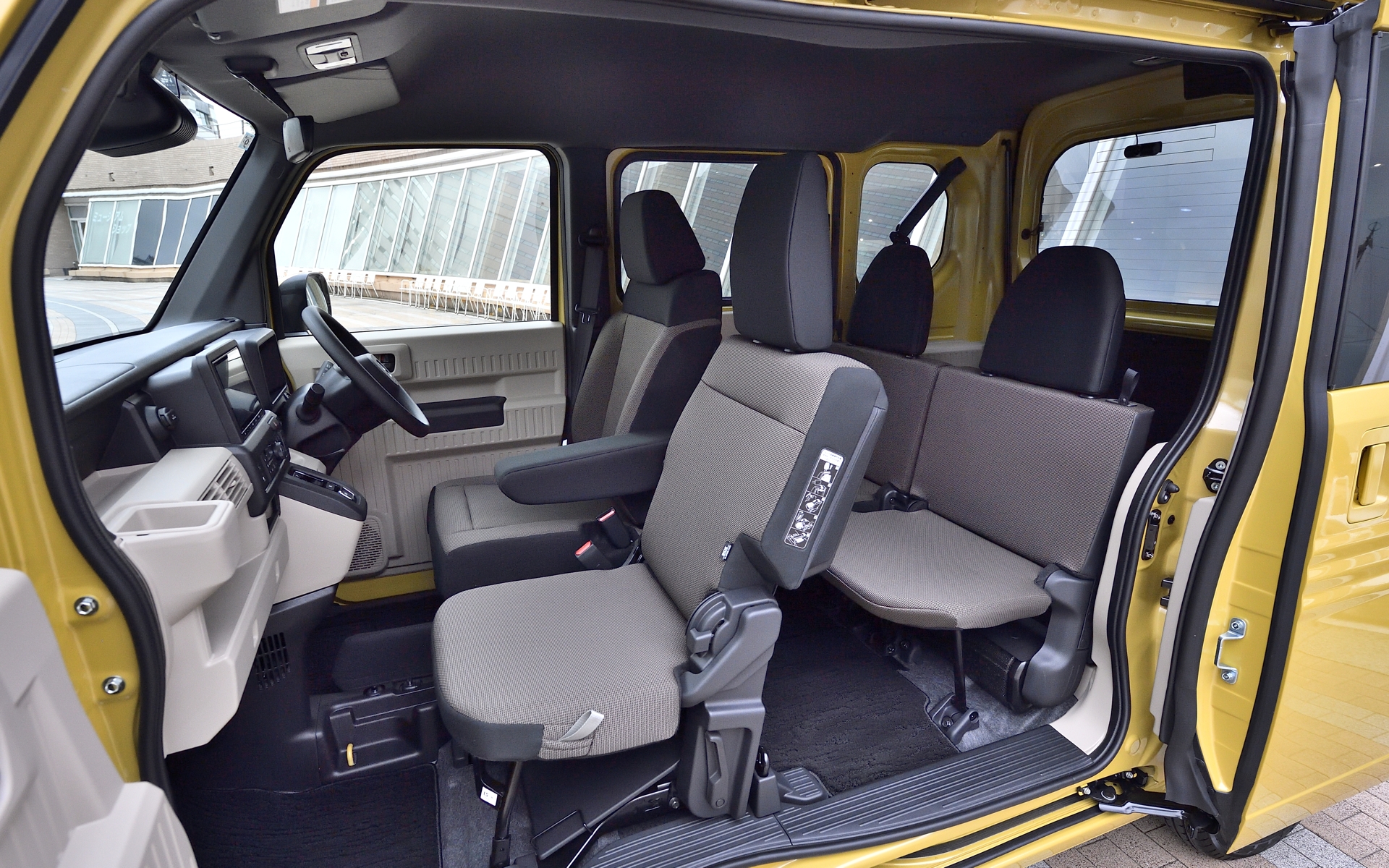 インテリアの全景。シート生地の色変更とインパネ、内装トリムのデザイン変更が行なわれたほか、助手席や後席を倒すレバーや布がN-VANではオレンジ色だったが、グレーになり目立たなくなっている