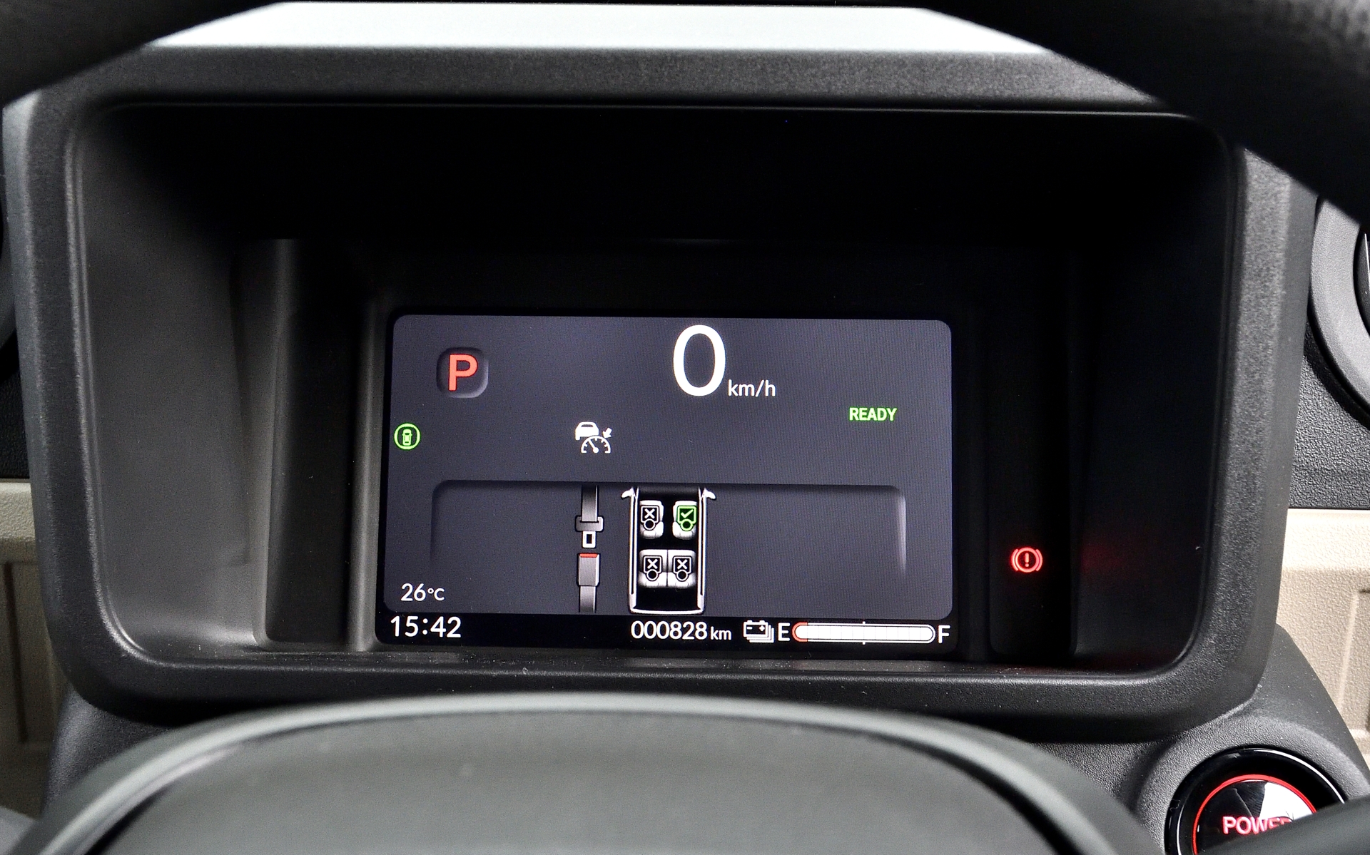 e:FUNのメーターは7インチTFT液晶ディスプレイ。下半分にマルチインフォメーションディスプレイを装備。写真の表示モードは各シートのシートベルト装着状況を表示するシートベルトリマインダーを出している