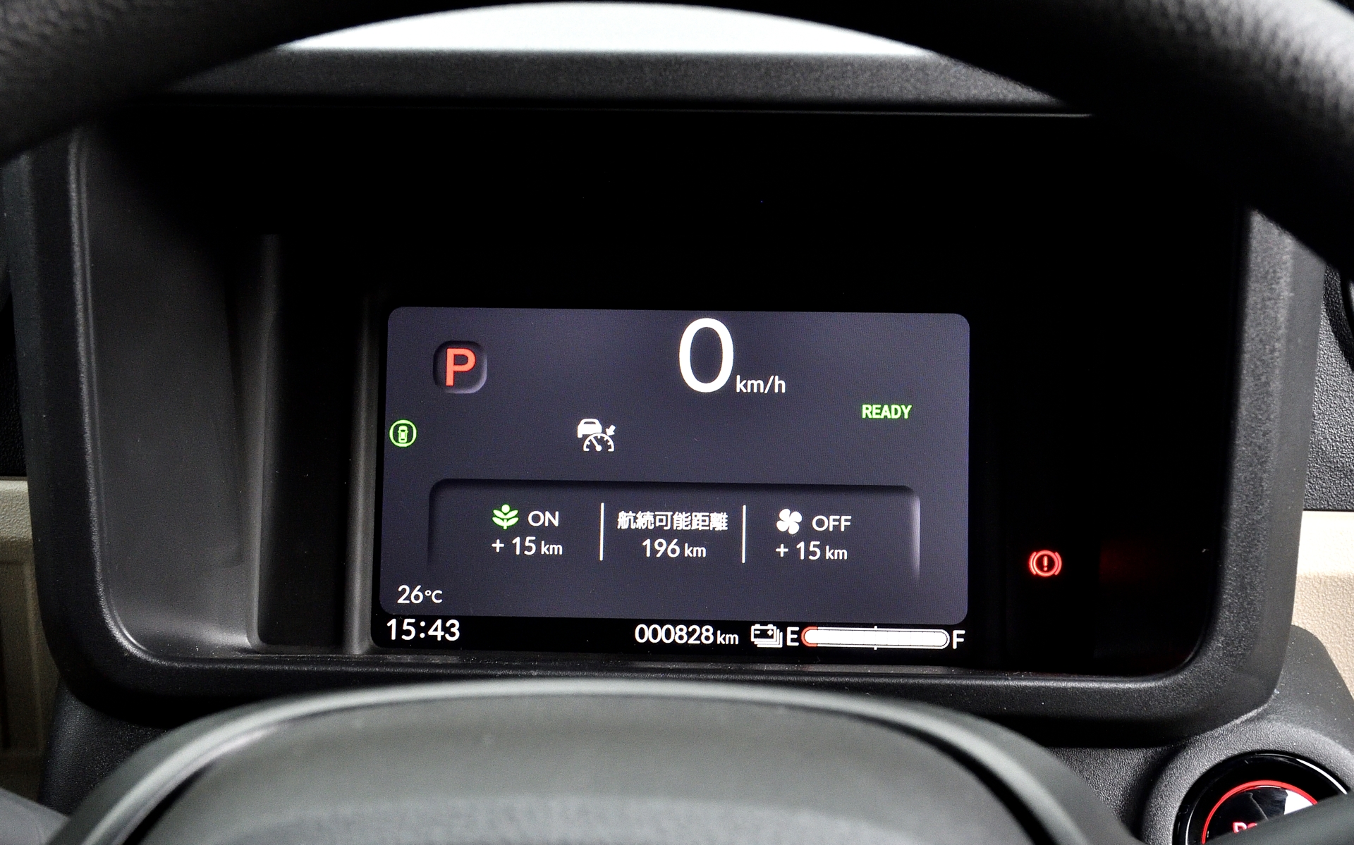 航続可能距離の表示。モーター、エアコン、シートヒーターの制御を変更して航続可能距離を伸ばすECONスイッチが付いたので、その動作状況も表示される