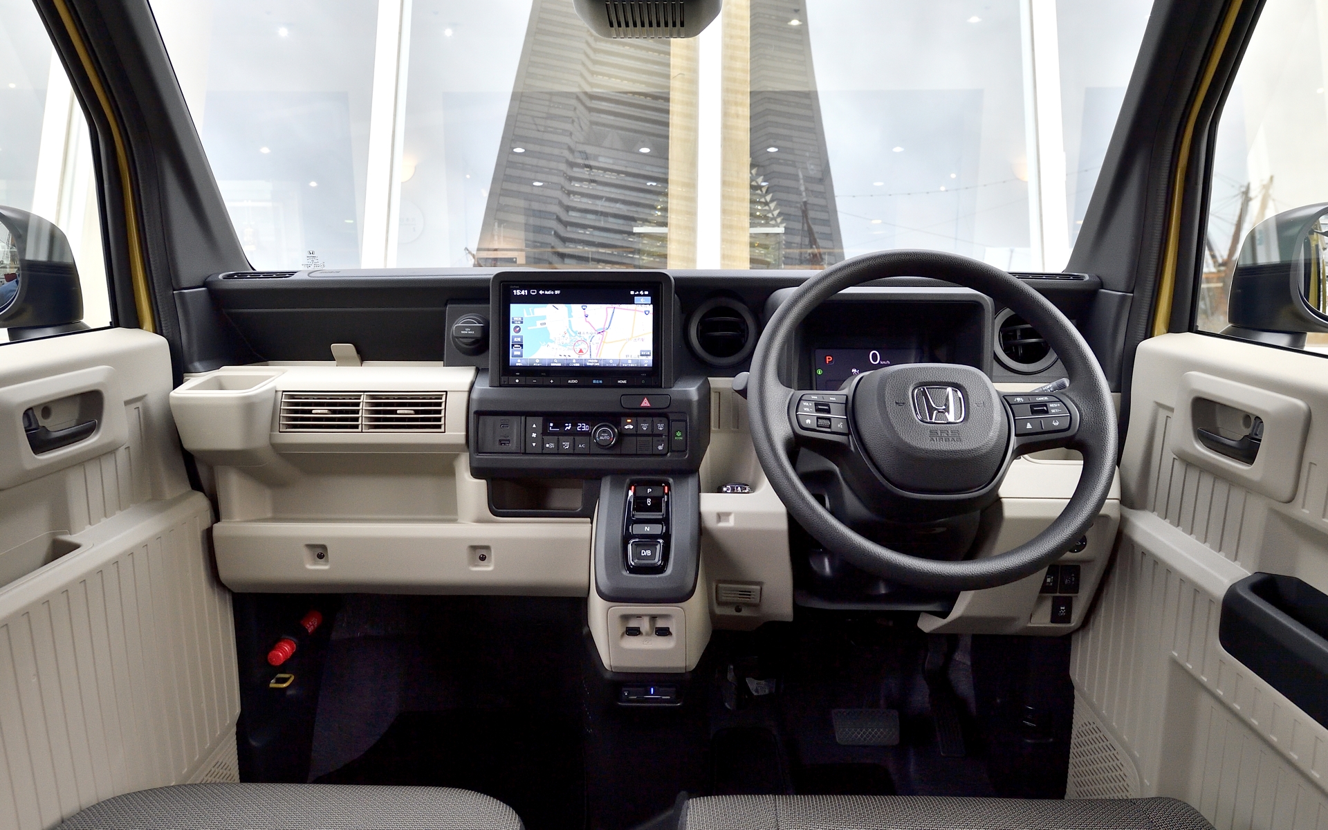 e:FUNではインテリアの配色明るいイメージになった。また、全グレード共通で小物を置く場所が増えた。アクセサリーソケットやUSB端子（USB TypeCも追加された）の位置が使いやすい位置に変更されている