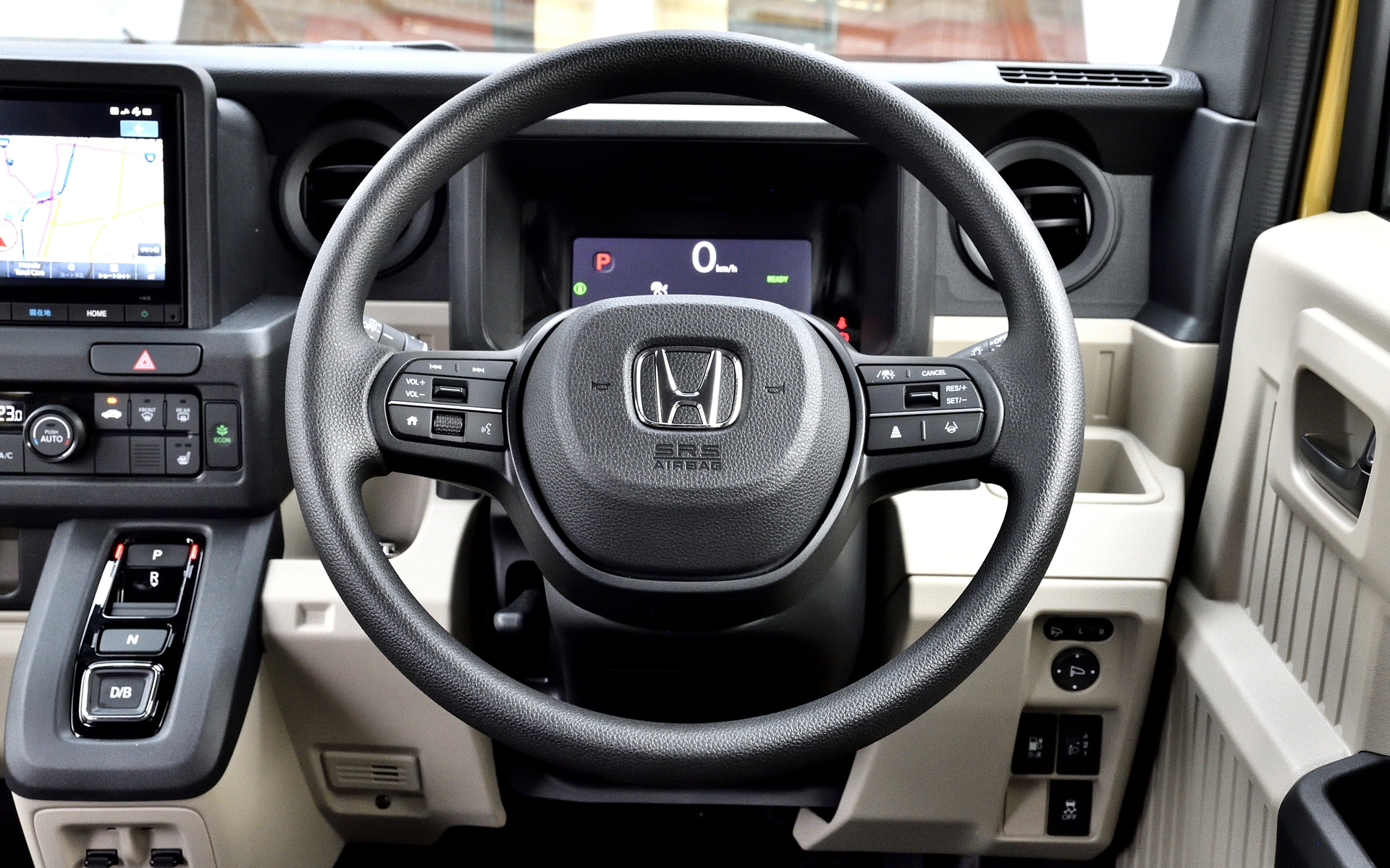 ステアリングは2本スポークデザインになった。HondaSENSINGやオーディオコントロールのボタン類は形状や並びも変わっている