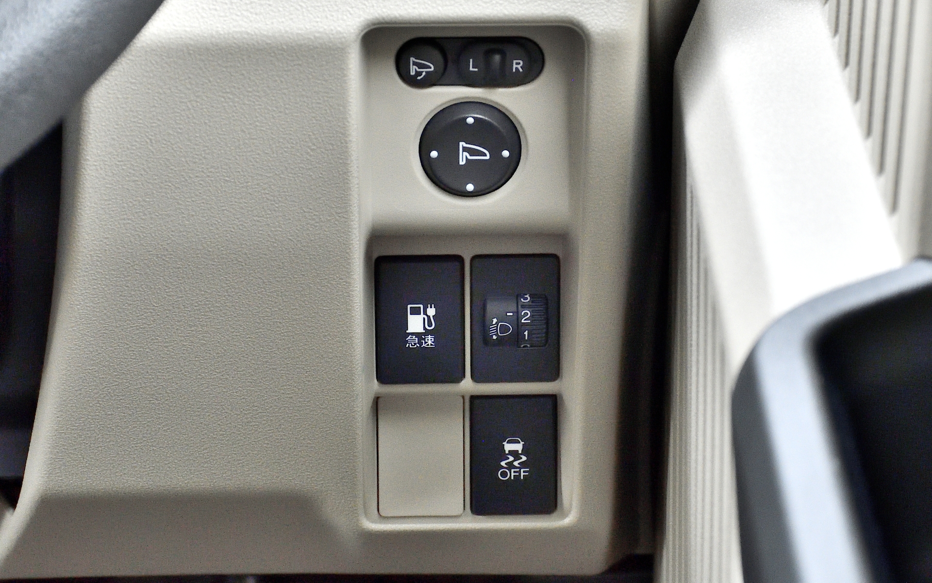 運転席右下のスイッチ。ドアトリムが薄型になったのでドアミラーのスイッチがここに付いた。急速充電リッドのオープナーもここにある