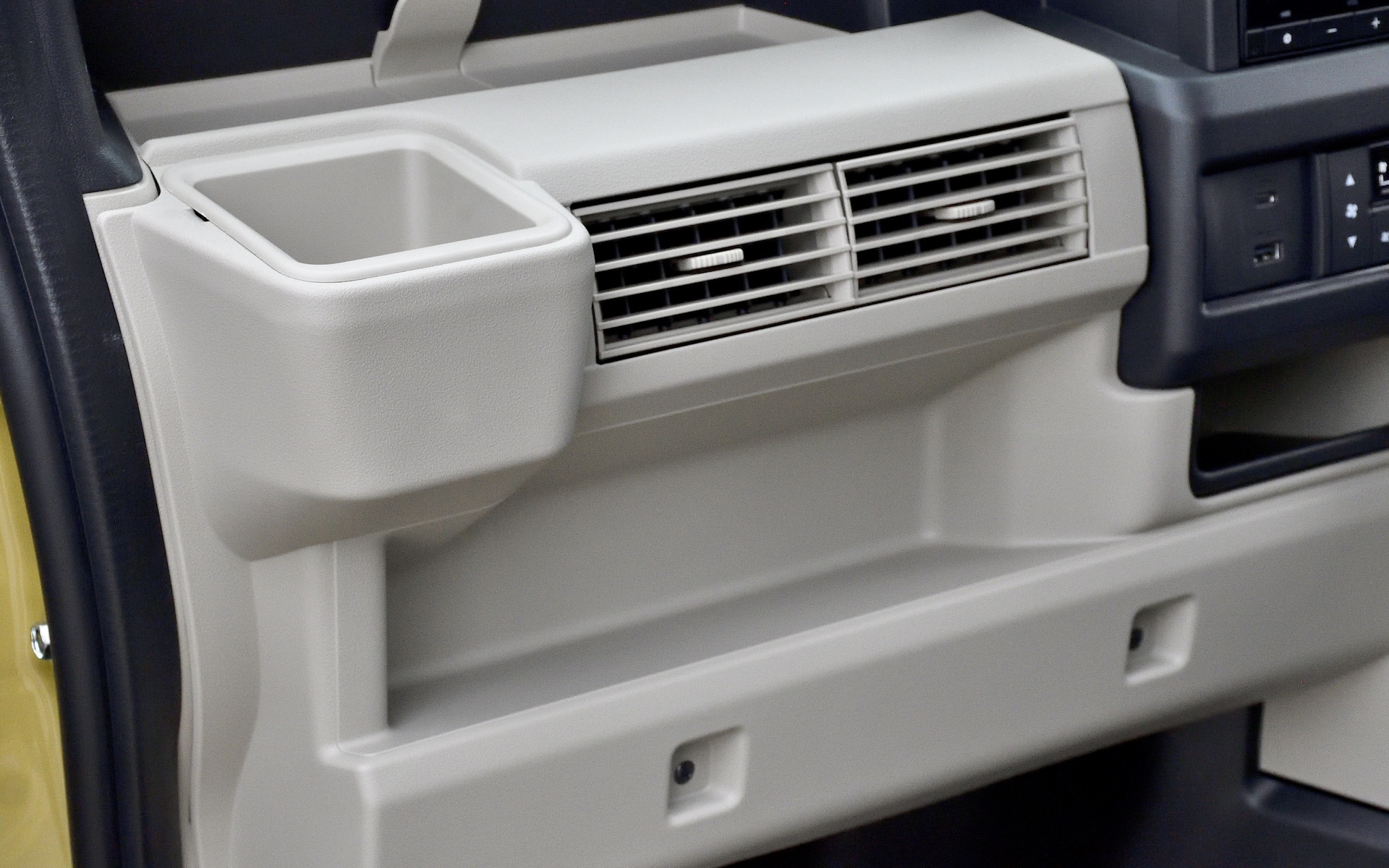 助手席小物入れ。N-VANではエアコン吹き出し口下の棚に純正アクセサリーで「インパネトレイリッド」というフタがあったが、N-VAN e:ではこの設定がない。また、N-VANはエアコン吹き出し口の向きを変えるときのテンションが弱めだったが（筆者のだけかも）、N-VAN e:ではしっかりとした手応えになっていた