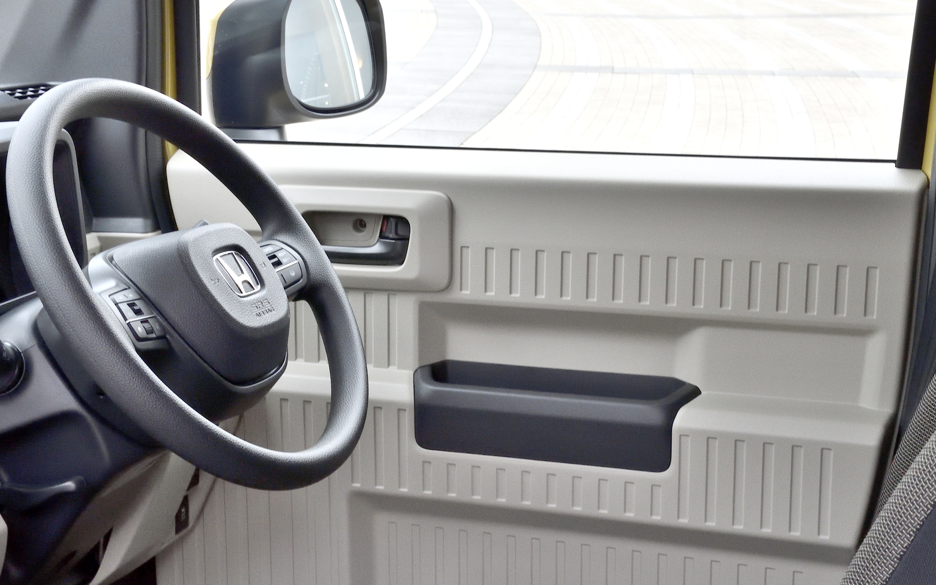 ドアトリムも形状変更。厚みが抑えられているので前席まわりが広くなったとも言えるが、厚みがないことやデザイン面から「角」の部分が増えたことなどからトリムに肘を乗せたときにちょっと痛みを感じるようになった