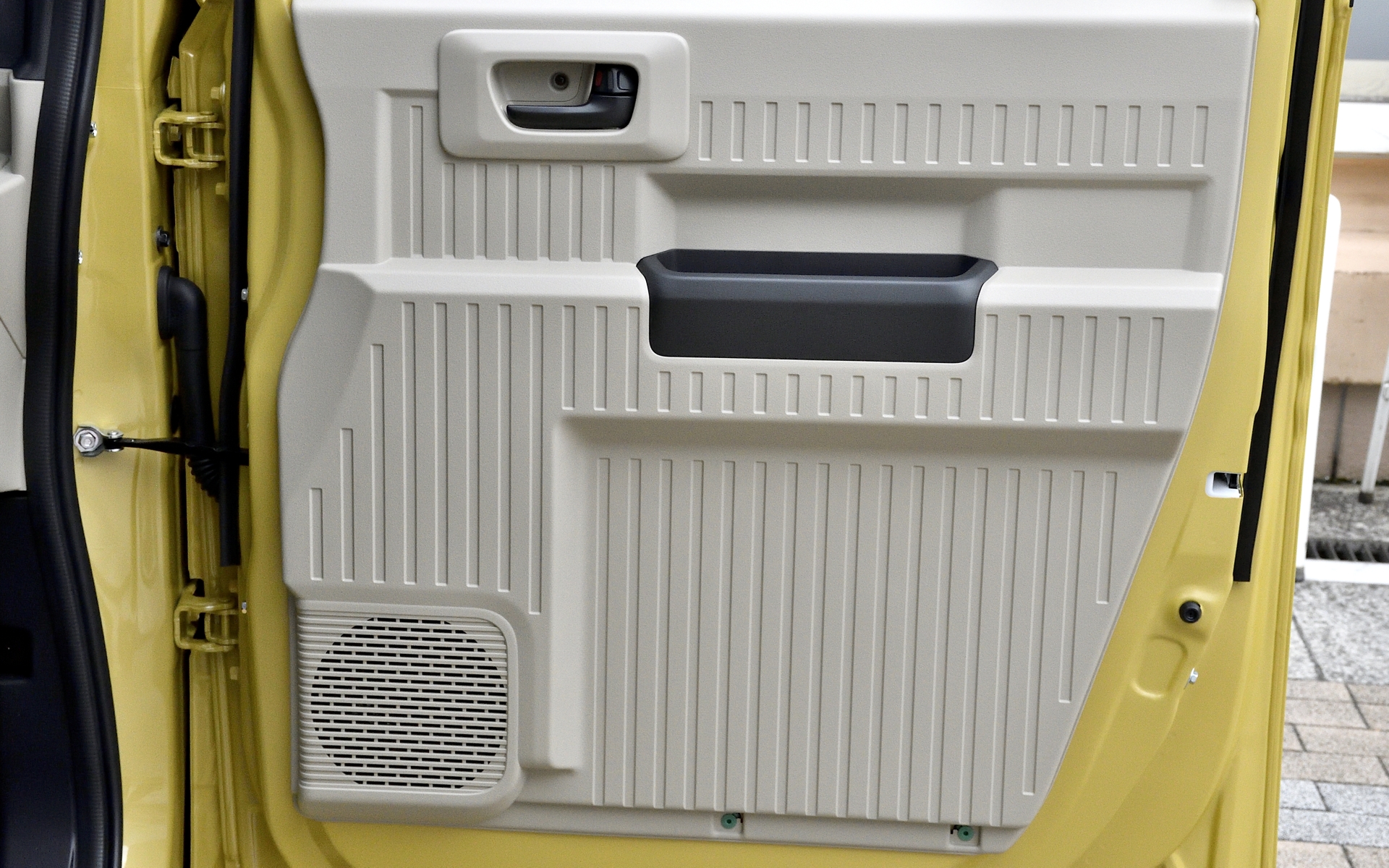 ドアトリムの下部にあったポケットがなくなった。そのかわりに下部のえぐりを大きくすることで、ドアを少ししか開けられない状況でもドアに足があたりにくくしたとのこと