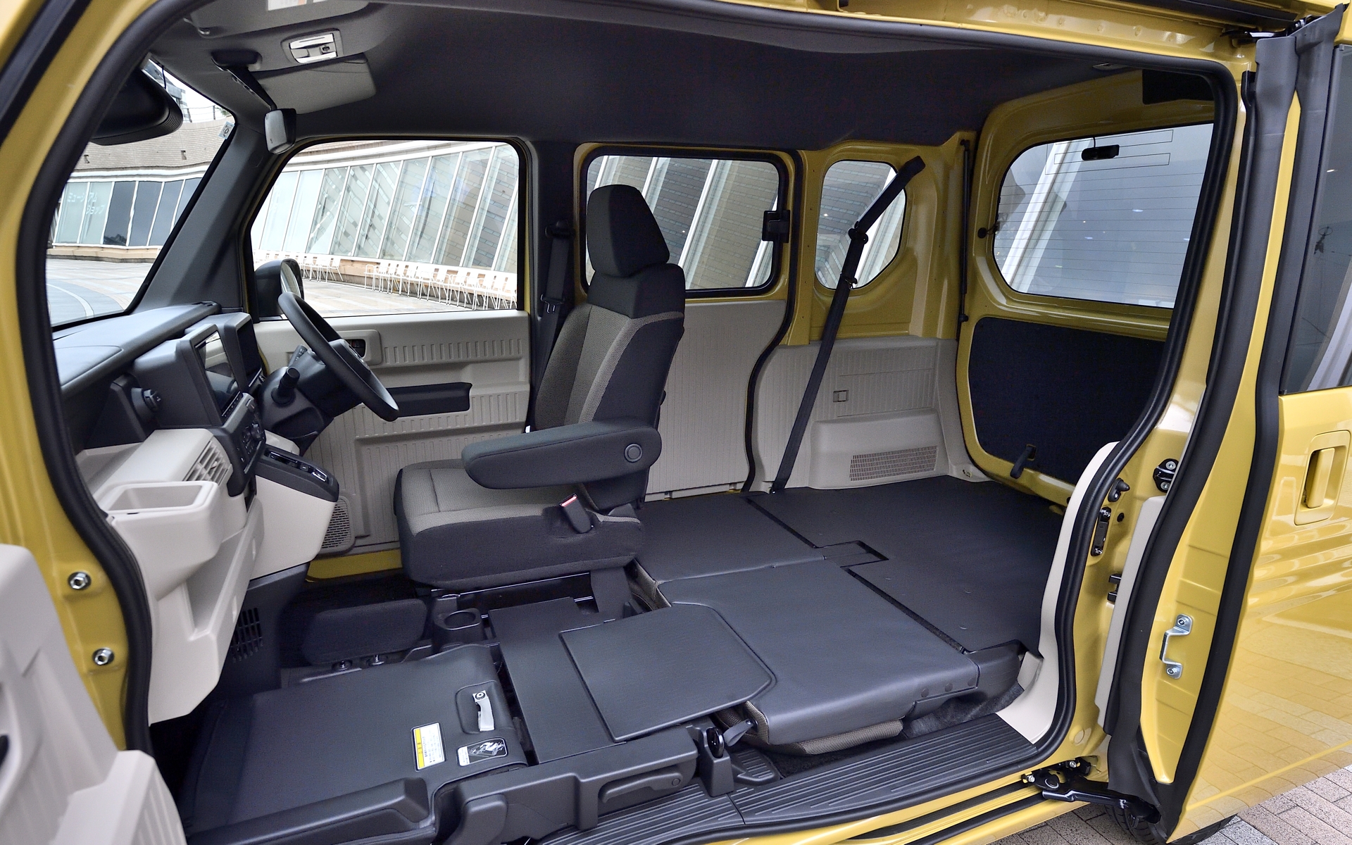 このように運転席以外を荷室として使えるのがN-VAN（N-VAN e:）の大きな特徴の1つ。サイドカーテンエアバッグ（運転席側、助手席側）やシートに組み込まれるサイドエアバッグ（運転席、助手席）が装備されたことは大きな安心感につながる