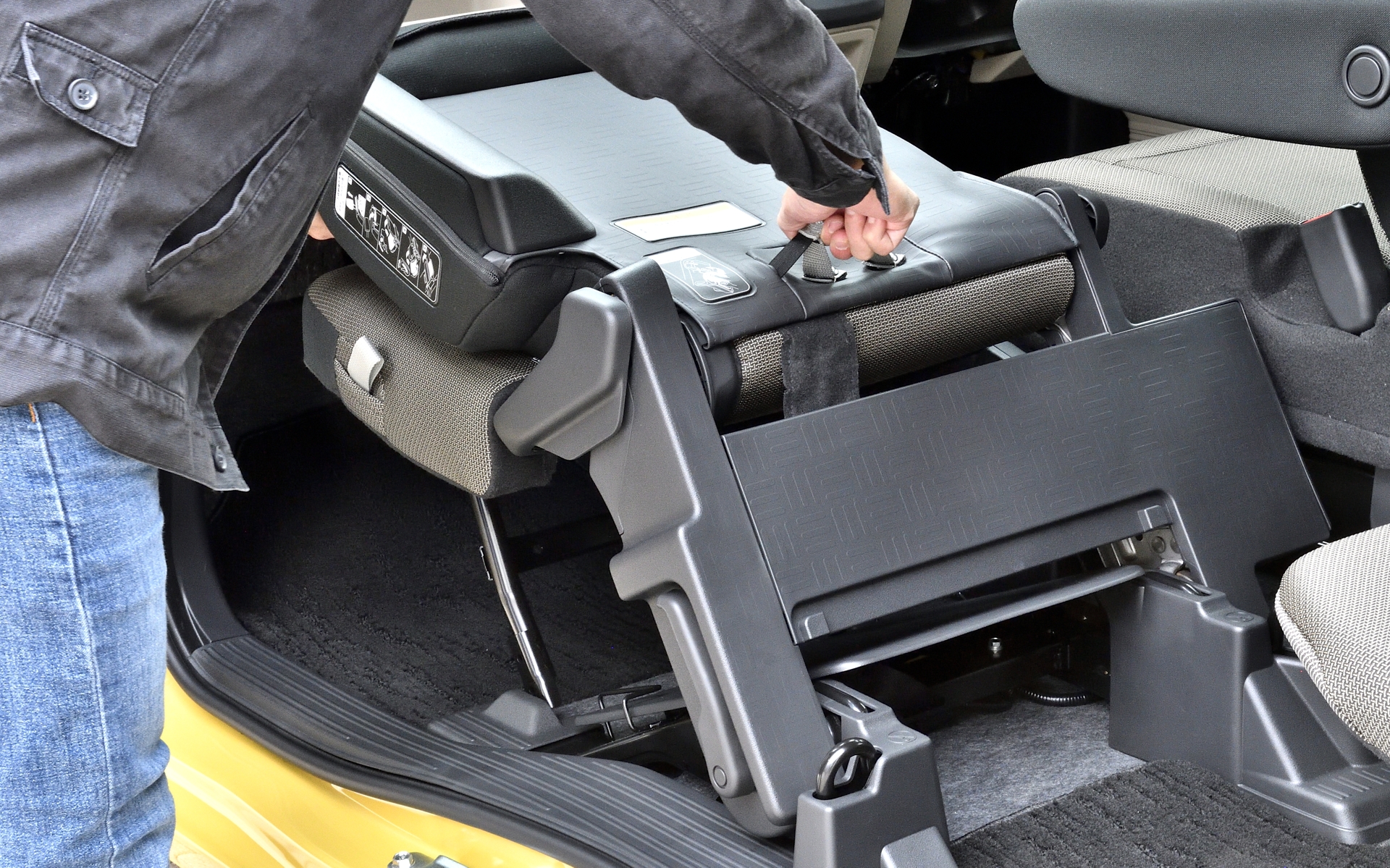 エアバッグ分の重量増もある。そこで助手席を引き起こしてみたがたしかに重くなっていた