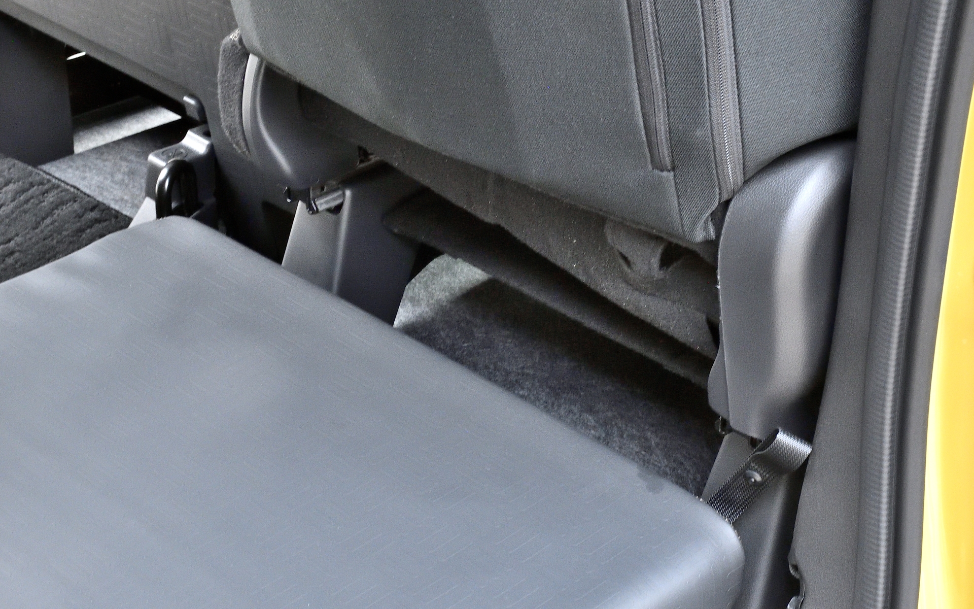 N-VANではフロアが低かった分、運転席シート下をそれなりの容量のもの入れとして使えた（純正アクセサリーにも運転席シート下に設置するもの入れがあった）が、床下にバッテリがあるN-VAN e:ではフロアが上がったため開口部のサイズ、内部の容量的に収納スペースとして使うのは厳しくなった。純正アクセサリーからも運転席シート下もの入れはなくなった