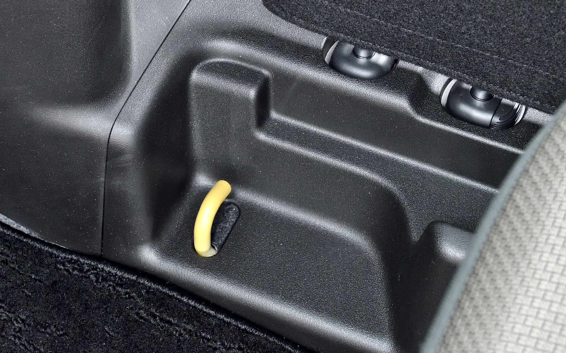 タイダウンロープなどを掛けるフックは前席側に4箇所、後席側に4箇所ある。これもN-VAN（N-VAN e:）の便利なところ。そしてN-VAN e:では運転席と助手席の間にあるフックが「輪」でなく、切り欠きのある形状になり明るい色に着色された。この部分は奥まったところにあるので使いにくい面もあった。それが目立つ色になったことと、引っかけたり外したりしやすい形状になったのはとてもいい。地味な部分だがオーナー目線では「これぞ改良」という感じ