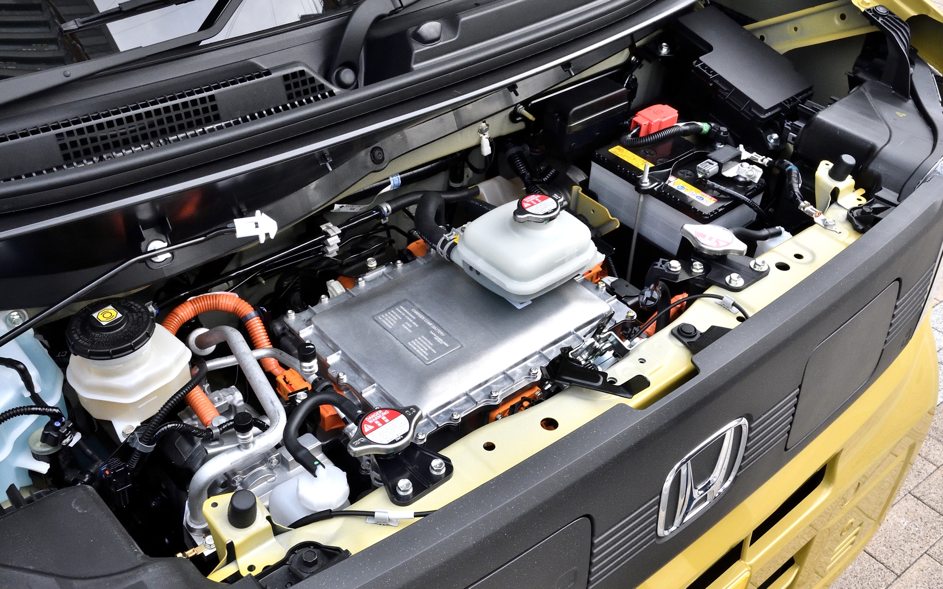 モーター型式は「MCF7」で、最高出力は39kW（53PS）、最大トルクは162Nm（16.5kgfm）。一充電での走行距離はWLTCモードで245km。搭載するバッテリはリチウムイオン電池で容量は82.7Ah、総電圧は358V