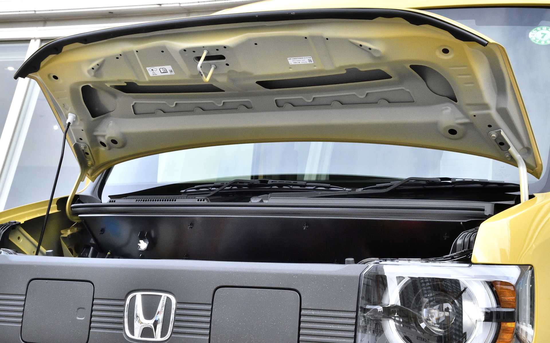 エンジンノイズがないのでボンネット裏のインシュレーターがなくなっていた。また、N-VANではワイパー部分のカウル裏側が吸音効果のある素材だったが、ここがハードタイプになっていた