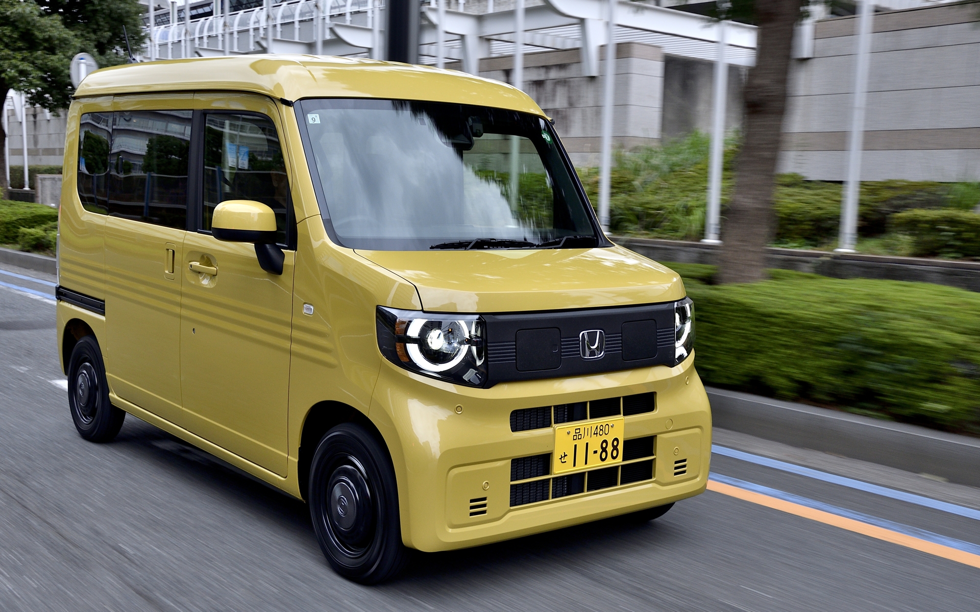 発進と低速からの加速はかなりいい。イメージとしては排気量の大きいエンジンのフィーリングに近いもの。軽商用車というレベルではない。市街地での試乗だったので速度を上げての走行をすることはなかったが、60km/hあたりまでの加速ならN-VANより速いと思う。ただ、そうは言ってもN-VANの走行フィーリングがわるいわけではない。N-VANもローギヤ設定のCVTを積んでいるので約1tある車重でもスイスイと走るクルマだ