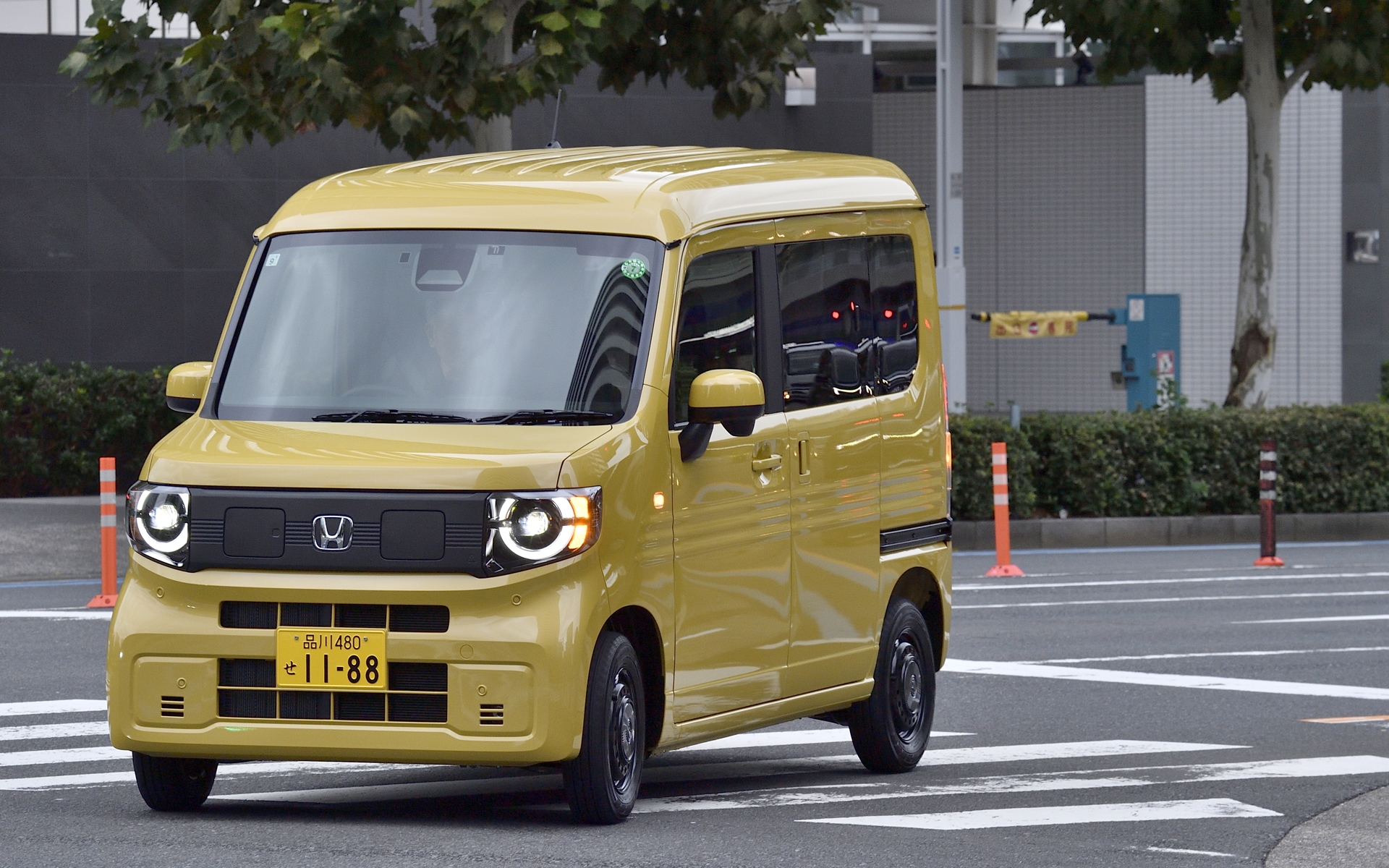 ブレーキのフィーリングも試してみた。そっと踏むような操作ではとてもスムーズな減速フィールだったが、市街地走行での減速はほぼ回生ブレーキによるもので、メカニカルブレーキは使わない制御。メカニカルブレーキが作動するのは回生ブレーキでは対処できない減速が必要なときのみだ。あと、カーブ立ち上がりでポンとアクセルペダルを踏んでみたところ、けっこう盛大にタイヤが鳴いたが、制御が効いているのでホイールスピンではない。あとから聞いてみたところ、スリップしてなくてもスキール音が出るのはN-VAN e:専用スペックのBluEarth RY55の特性とのこと