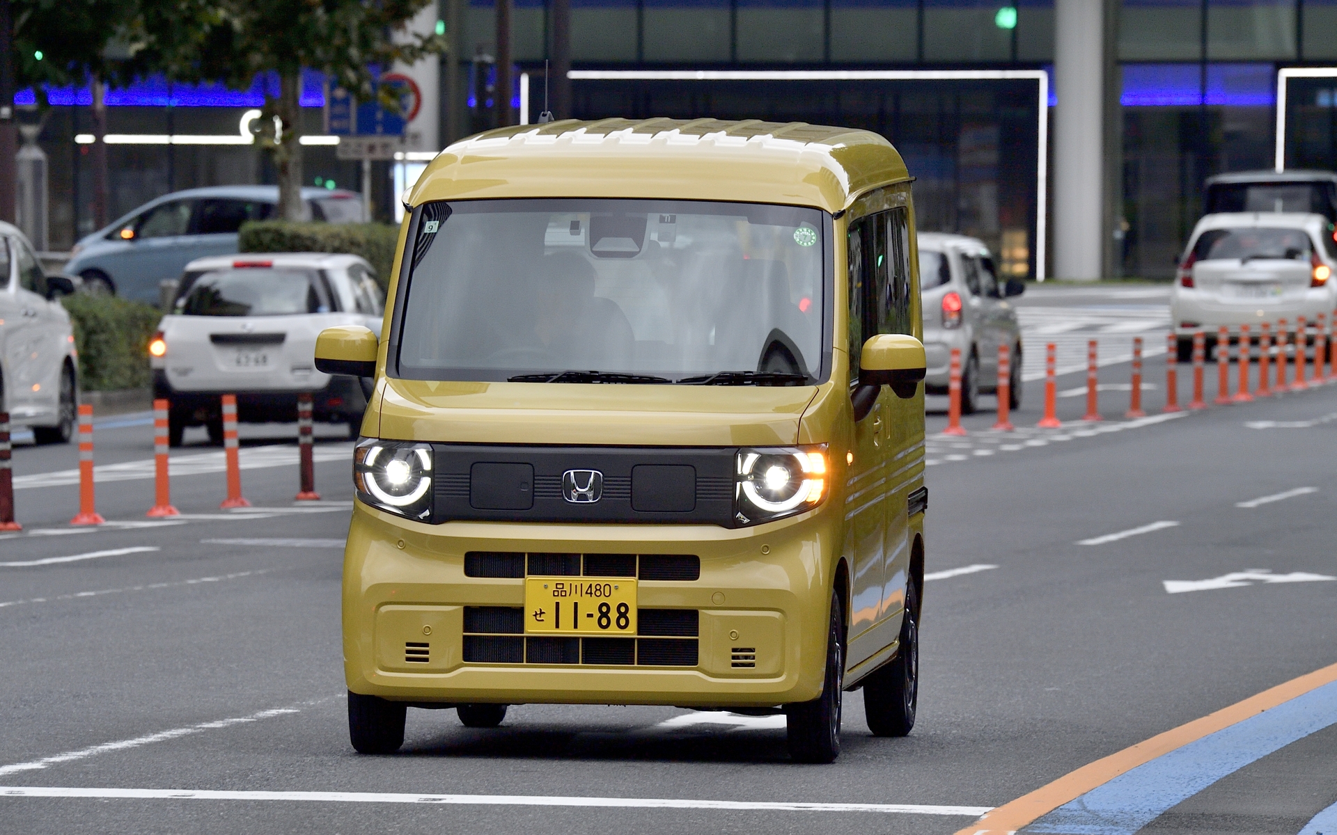 下り勾配が12％以上はある下り坂でBレンジを試したところ、これが走りやすい。25km/hあたりでアクセルペダルを離したところ、ブレーキを踏まずにその速度をほぼキープしたまま急坂を下りた