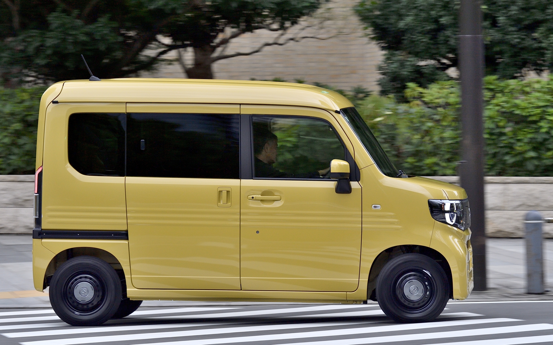 加速はいいが荷崩れを起こさないように加速度はマイルドに設定されている。そのためアクセルペダルの操作がラフになってもギクシャクしない。また、エンジンノイズがなく静かになった（ロードノイズは聞こえる）室内なので快適度はアップしている