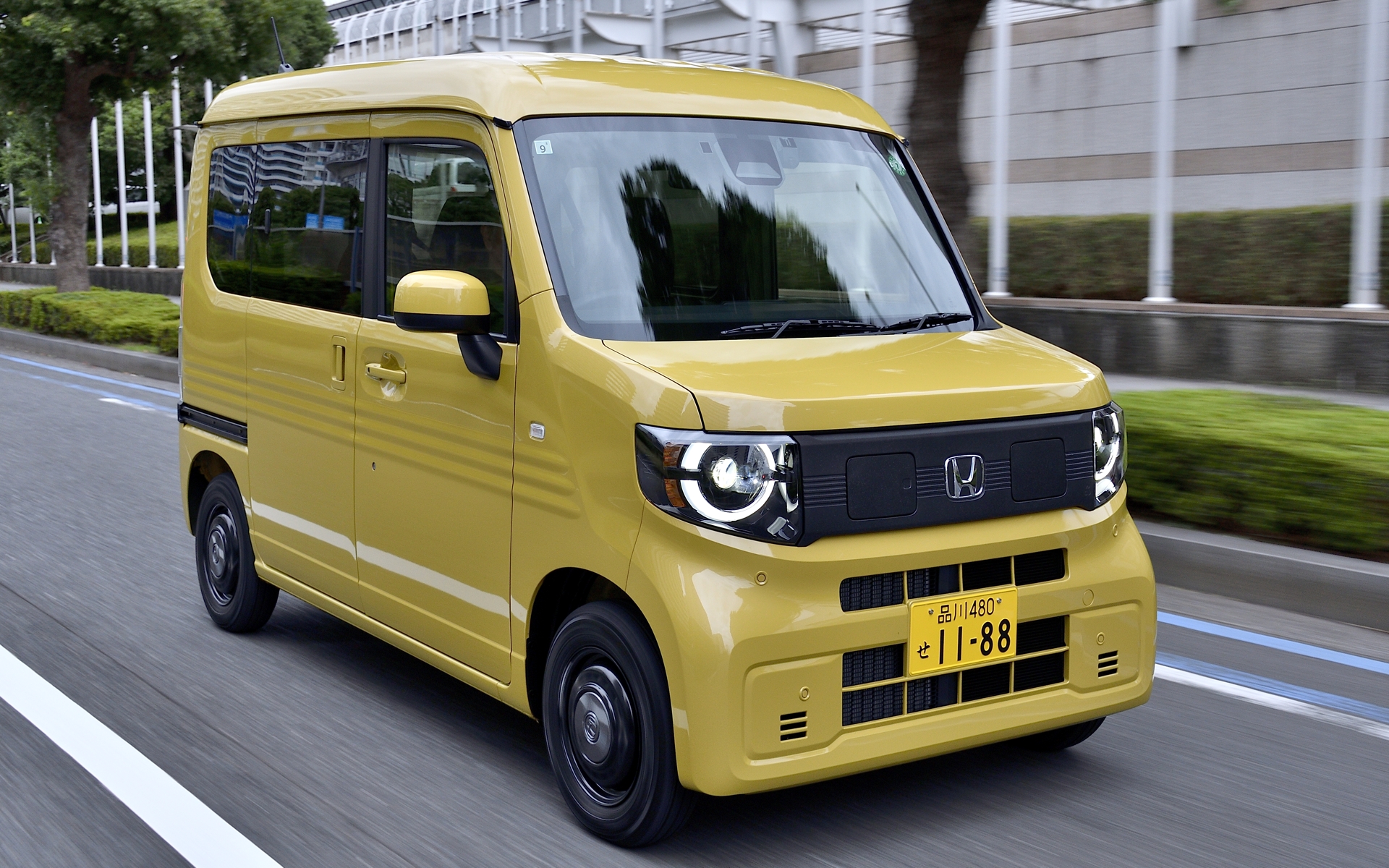 サスペンションのセッティングが変わっているので乗り心地はかなり向上している。約200kg増えた車重だが、重くなったのは床下なので重心位置が下がったことも乗り味に影響しているだろう。なお、13インチ化も乗り心地向上に効いているとのこと