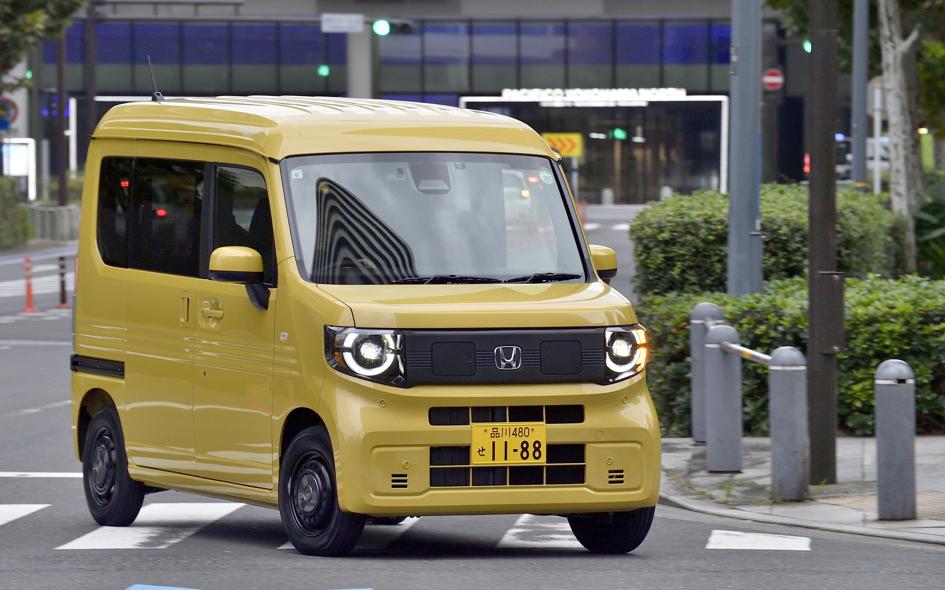 交差点を曲がるときに速度は抑えたまま、ステアリングの舵角だけ大きめにしてみたところ、とくにイン側のタイヤの接地感が高く安定感があるように感じた。これはサスペンションのセッティングと重心が下がった効果