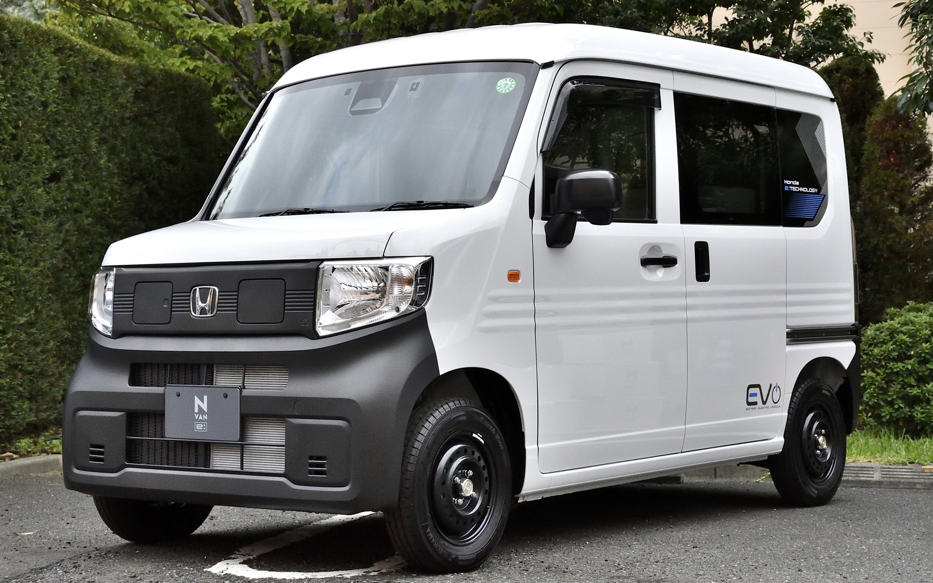 助手席もない積載に特化したe:G。シートは運転席のみ。ボディカラーはタフホワイトIII。新車オンラインストアの「Honda ON」のみで購入できるグレードとなっている