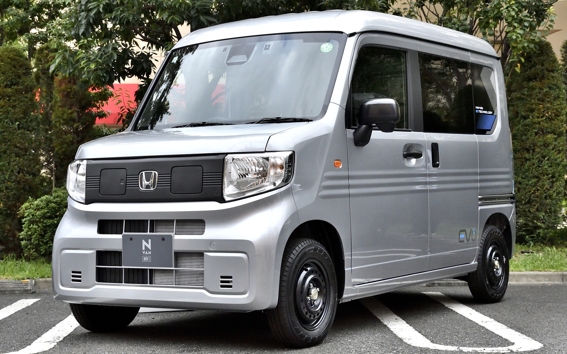 こちらは2人乗りのe:L2。2人乗りと言ってもシート配列はタンデム