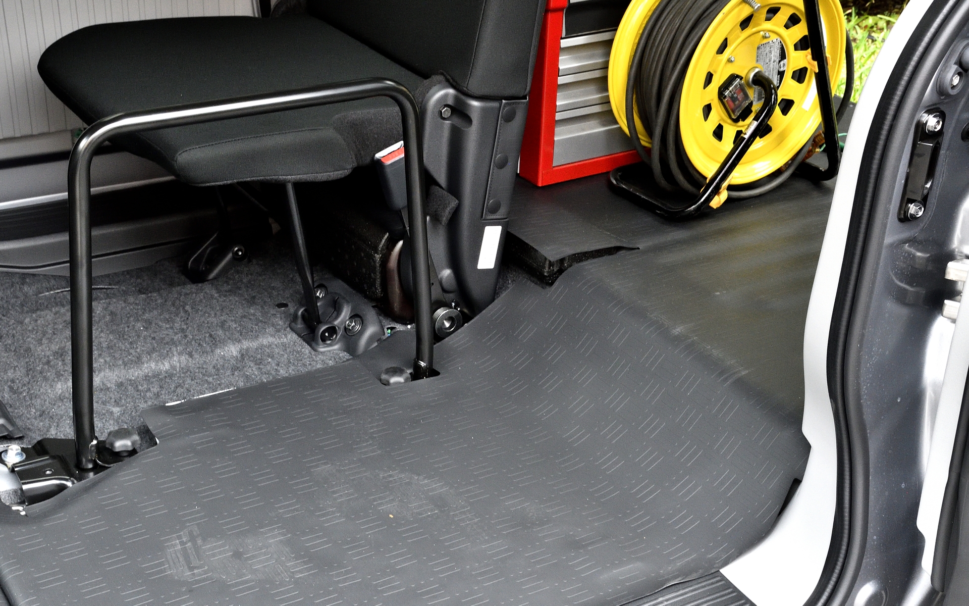 e:Gもe:L2も後席がないが（e:L2は片側のみ）、フロア形状はシート付きと変わっていないので写真のような段差がある