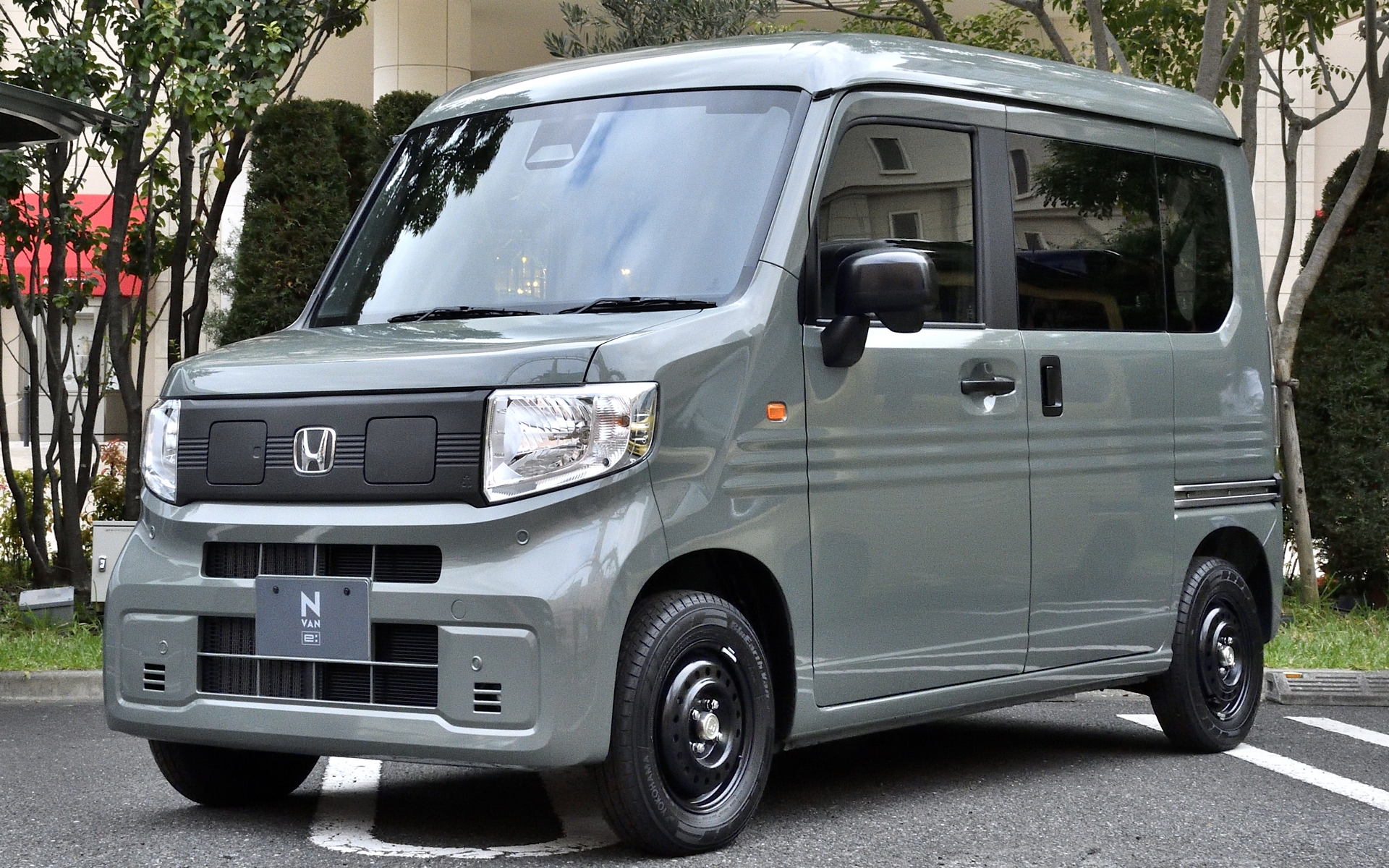 こちらはe:L4。ボディカラーはボルタニカグリーン・パール。ホンダカーズで購入できるグレード