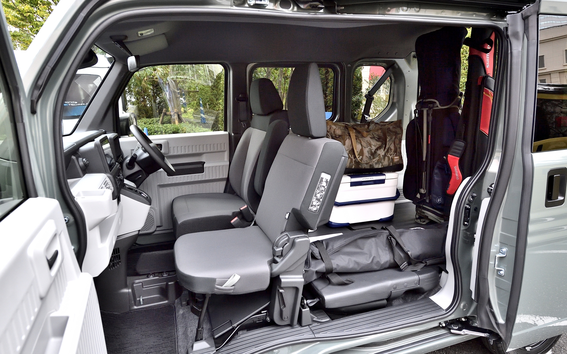 乗車定員は4名。e:FUNと比べて内外装がビジネス用途向きのよりシンプルなものになっている