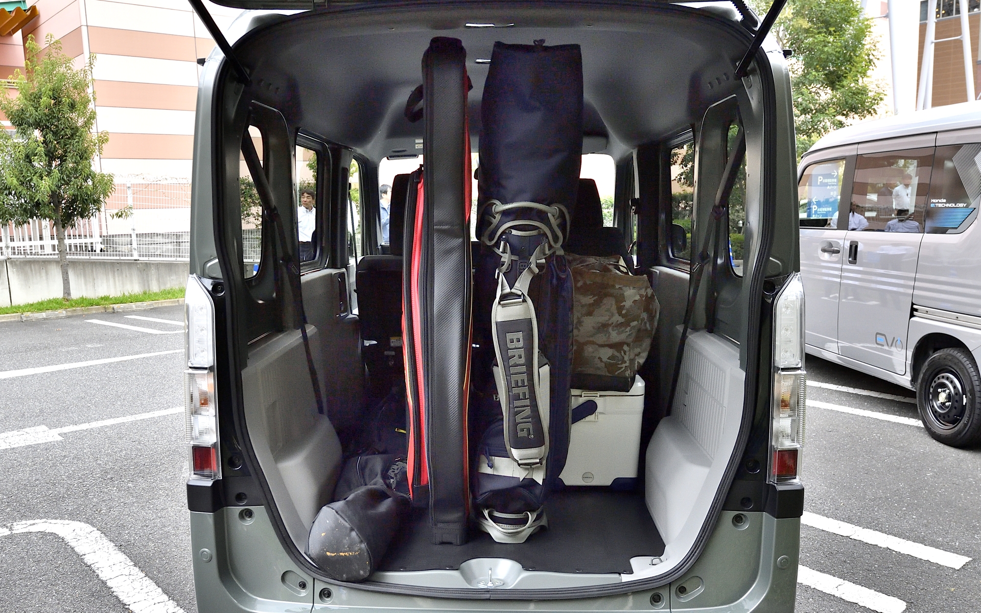 バッテリが床下にあってもまだまだ低床。そのアピールのためにゴルフバッグも立てて載せていた。なお、荷室高は1370mmある