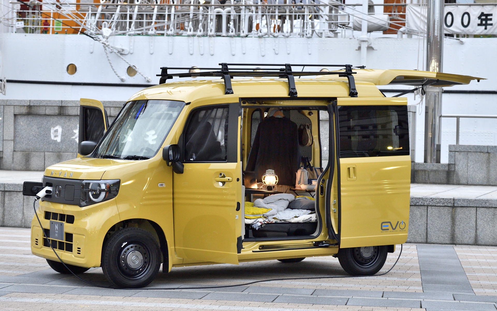 ホンダアクセス製の純正アクセサリー装着車。グレードはe:FUNでボディカラーはオータムイエロー・パール