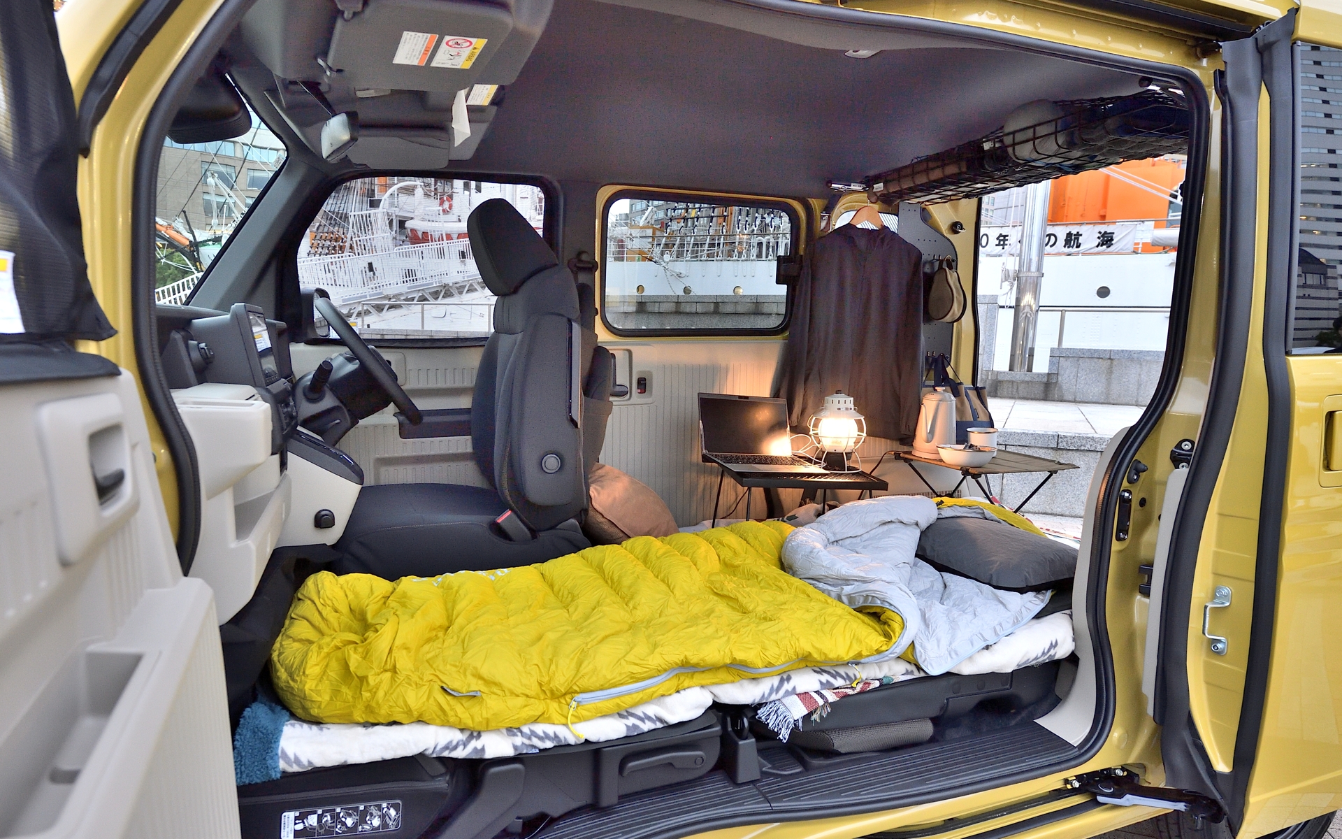 車中泊を想定した装備になっている