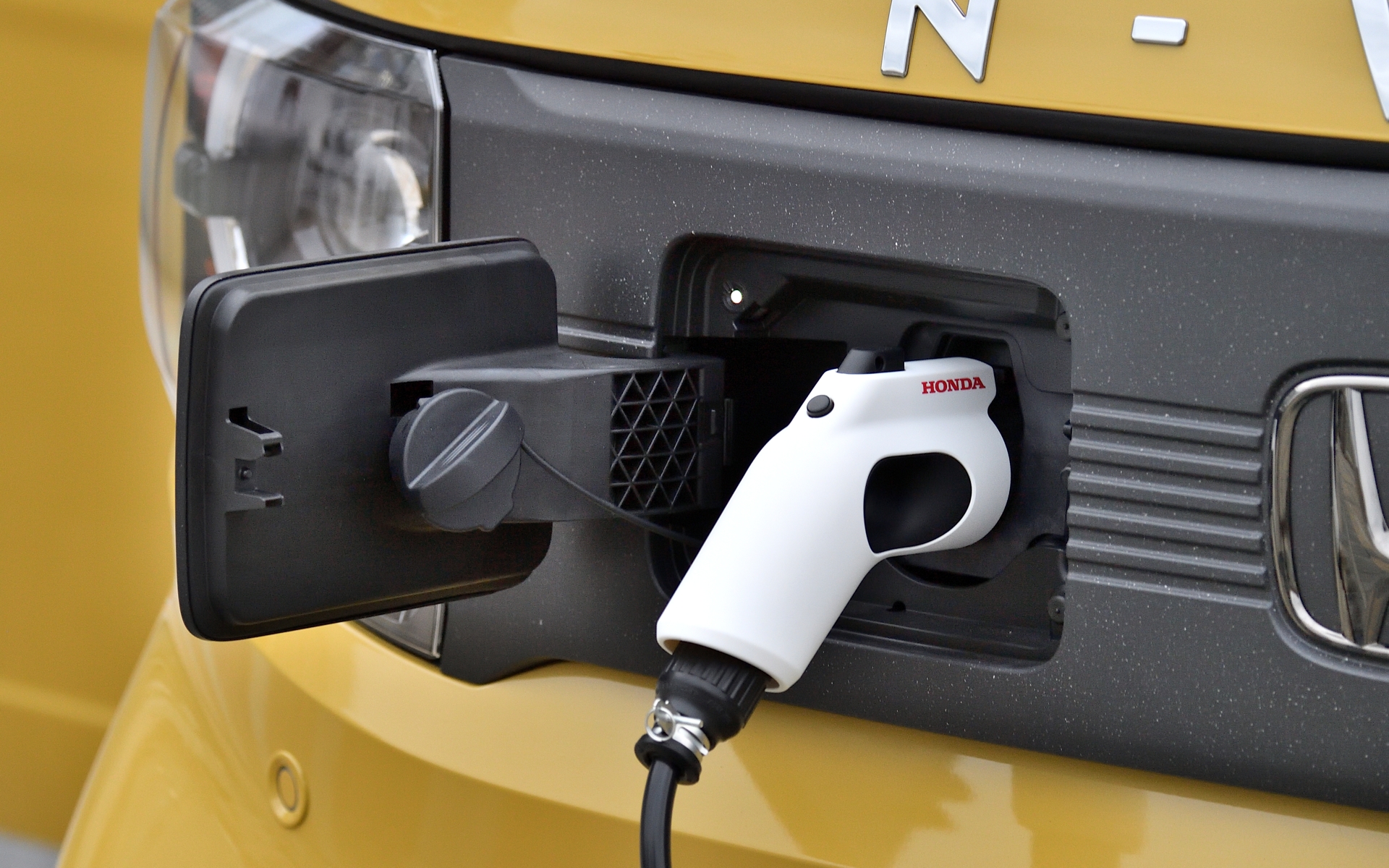 N-VAN e:で車中泊やオートキャンプなど、家電を使うレジャーをするなら購入しておきたいのがN-VAN e:から100Vの電気を取り出せるディーラーオプションのAC外部給電器「Honda Power Supply Connector」。価格は2万9700円で、フロントグリルの普通充電口に差して使用する