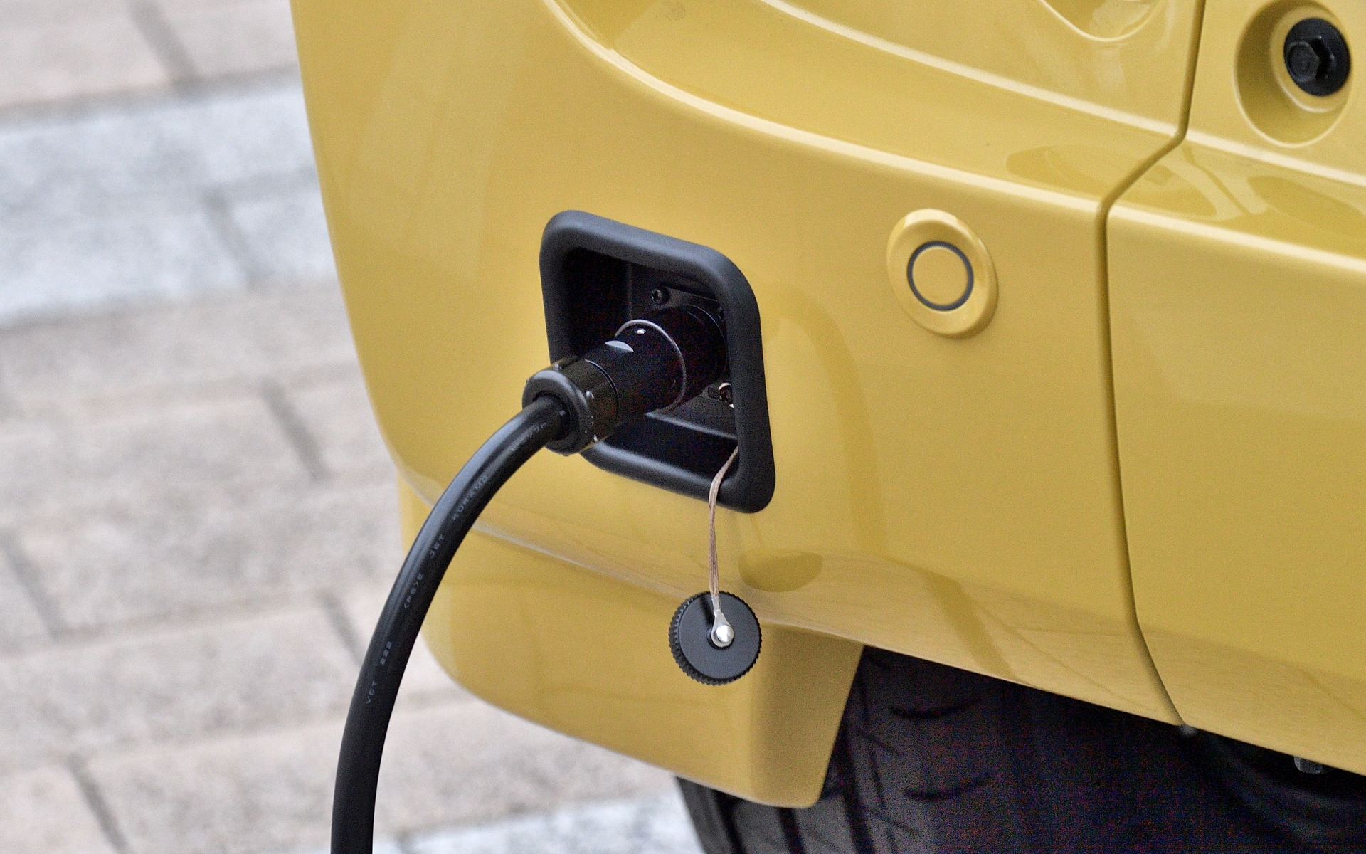 リアバンパーに純正アクセサリー「外部電源入力キット（価格3万4700円・別途工賃が必要）」を装着しておけば、フロントグリルに差したAC外部給電器を経由して車内で1500Wまでの家電も使用できる。N-VAN:eのリチウムイオンバッテリの残量は専用アプリで使用下限を設定しておけるので、使い切って身動きがとれなくなる心配もない