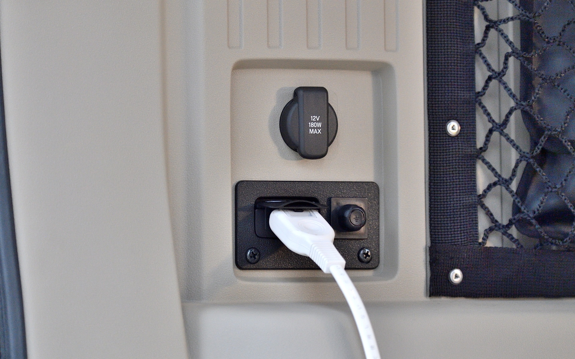 車内側のコンセント。AC外部給電器と外部電源入力キットを両方買っても500Wクラスのポータブル電源と同等の価格