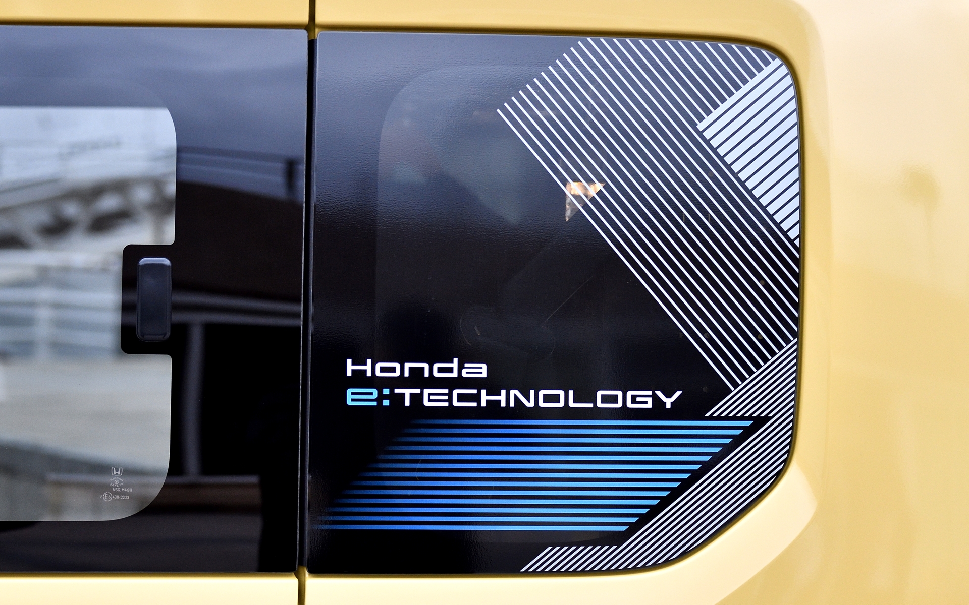 EVであることをアピールする「デカール クォーターウインドウ」。左右セットで価格は1万9800円