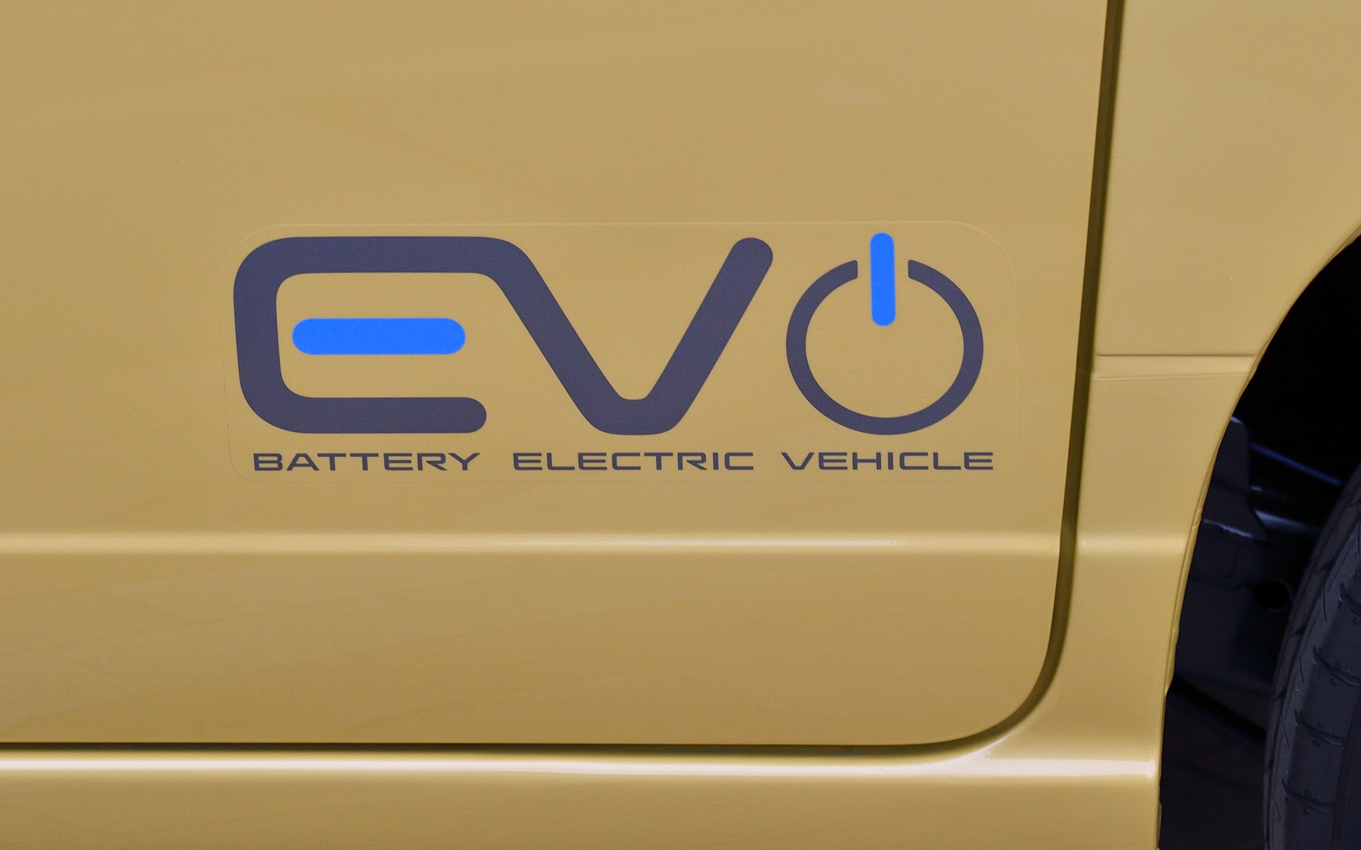 左右のスライドドアとテールゲート用の3枚セットになった「デカール EV」。価格は1万8040円