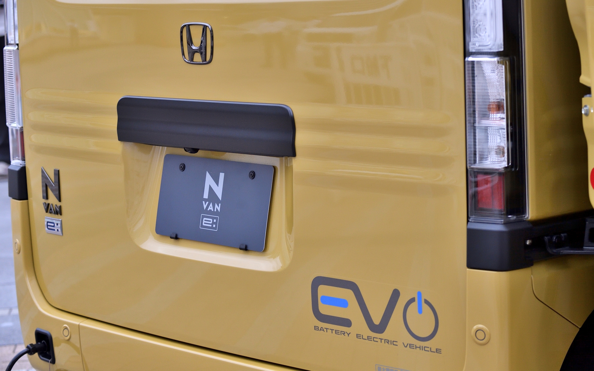 左右のスライドドアとテールゲート用の3枚セットになった「デカール EV」。価格は1万8040円