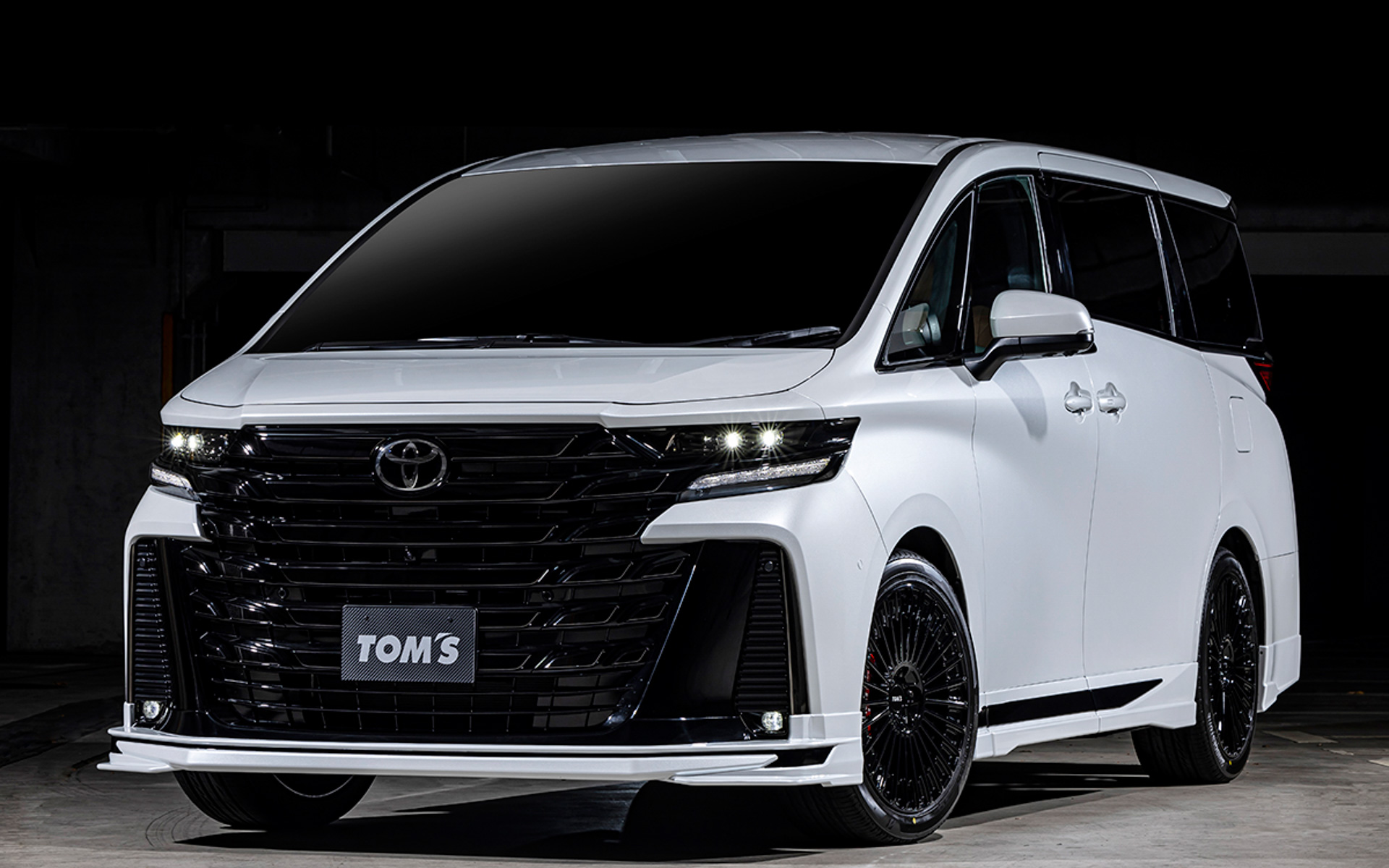 「TOM’S スタイリングパーツセット」を装着したヴェルファイア