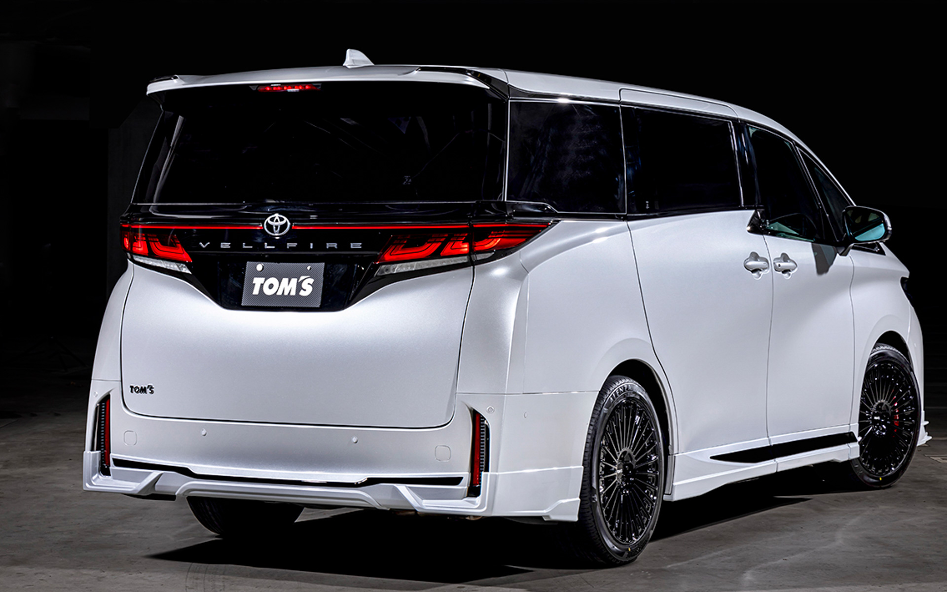 「TOM’S スタイリングパーツセット」を装着したヴェルファイア