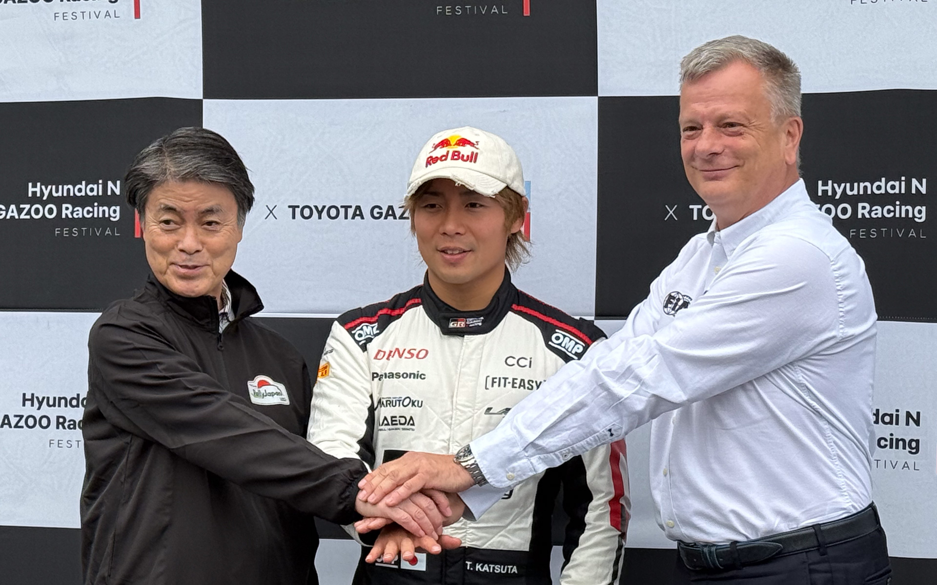ラリージャパンの開催自治体である豊田市長 太田稔彦氏（左）と、ラリードライバーの勝田貴元選手（中）。2028年まで開催し続けることを発表済み