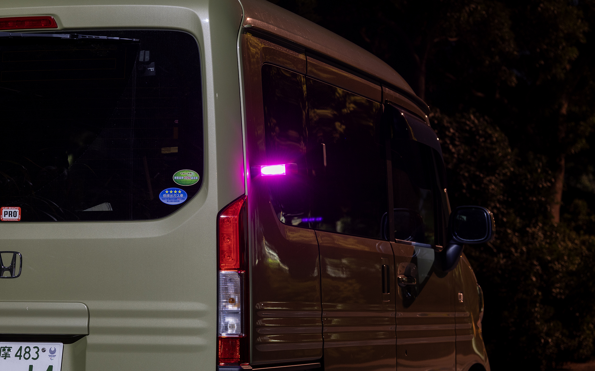 エーモンが発売する停止表示灯「パープルセーバー」。高輝度LEDを3灯使用。オリジナル開発のレンズをあわせることで夜間であれば1000m先からも点滅が視認できるという