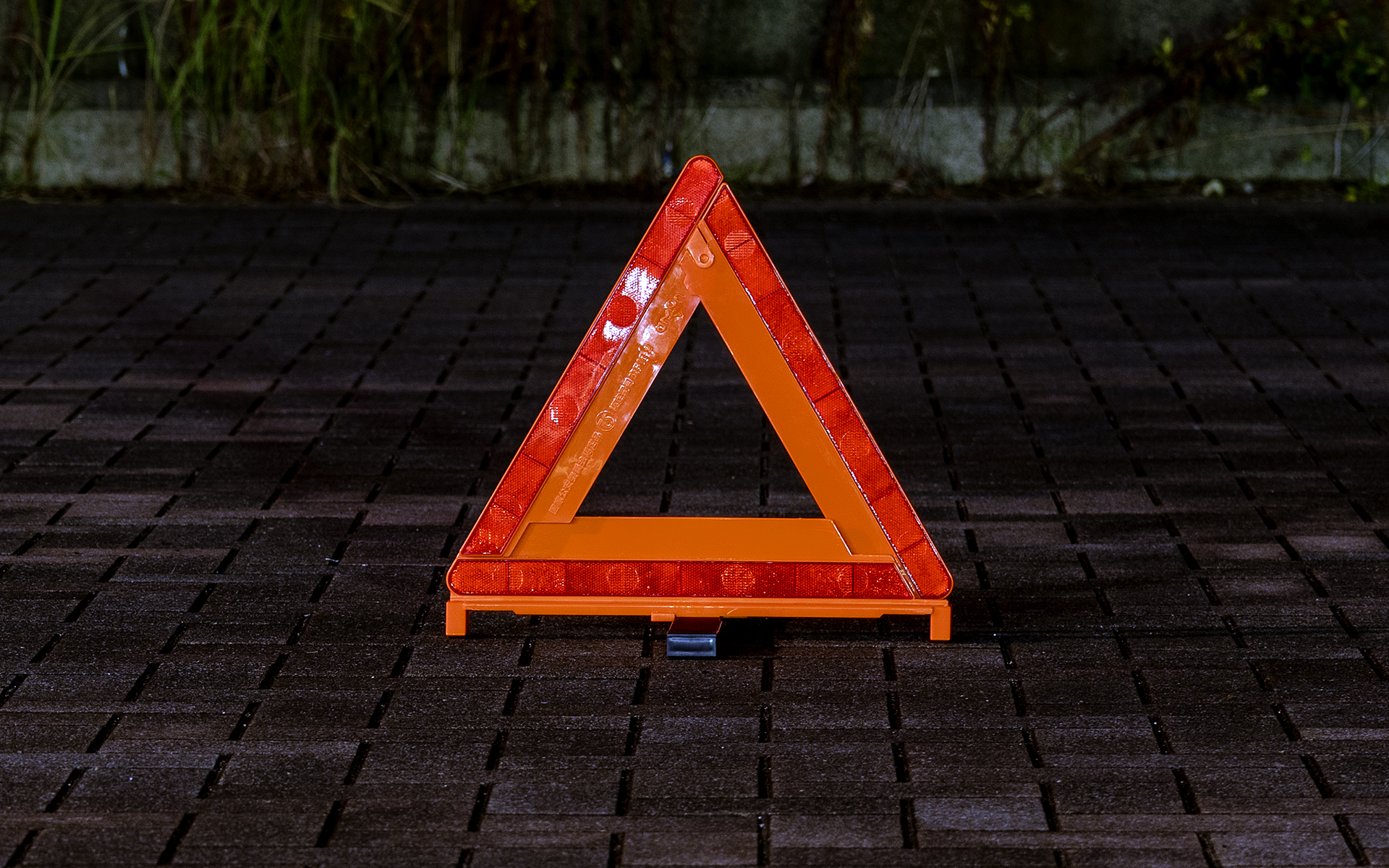 高速道路以外、一般道であってもカーブの出口付近など見通しのわるい場所で止まったときも、後続車（現場の状況によっては前方からのクルマに対しても）が視認しやすい位置に停止表示器材を置くことも、2次的な事故を防ぐには有効なことだ