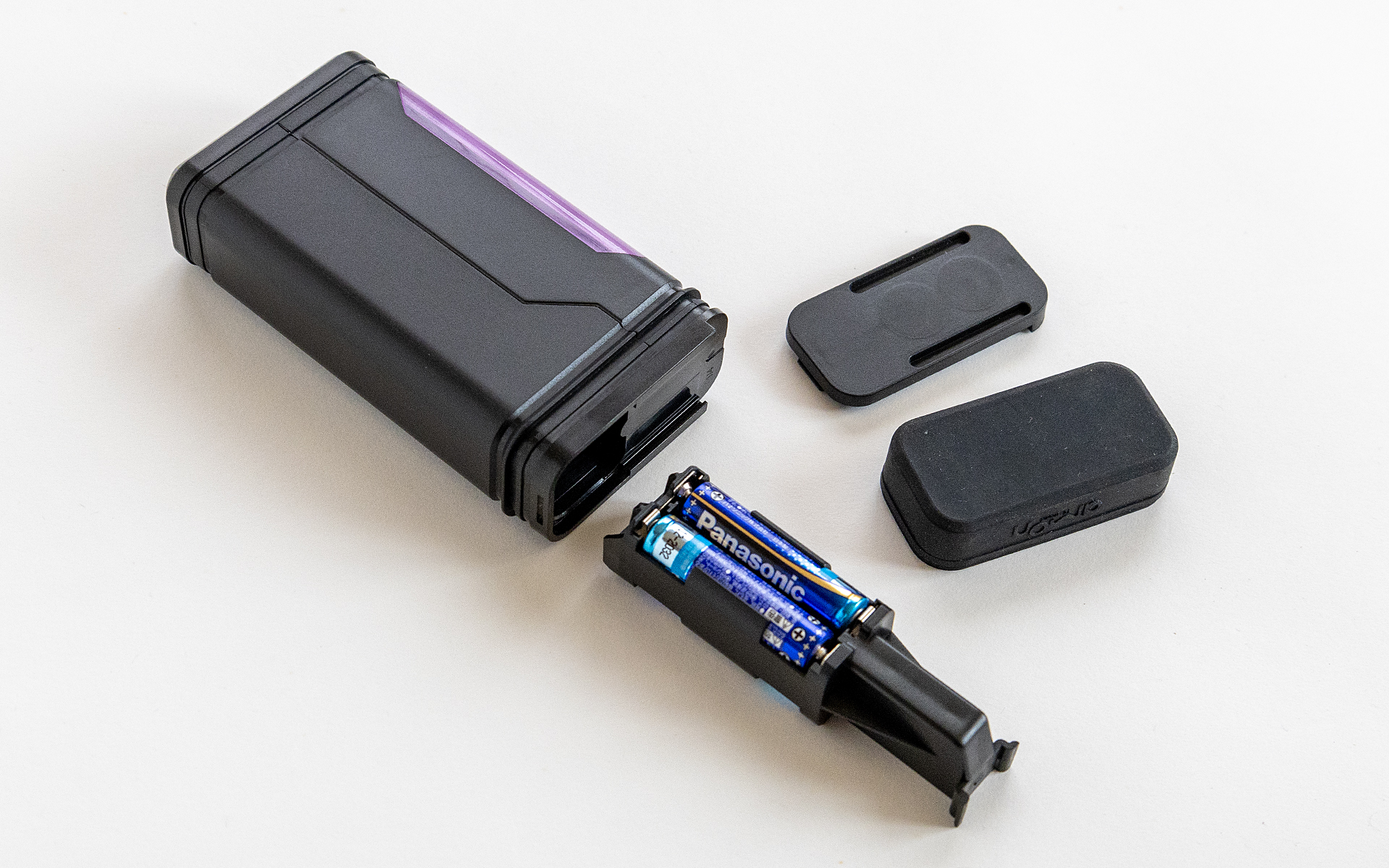 電源は電池式。電池ボックスのふたは本体底部にある。ここにはゴム製の防水カバーが付いている