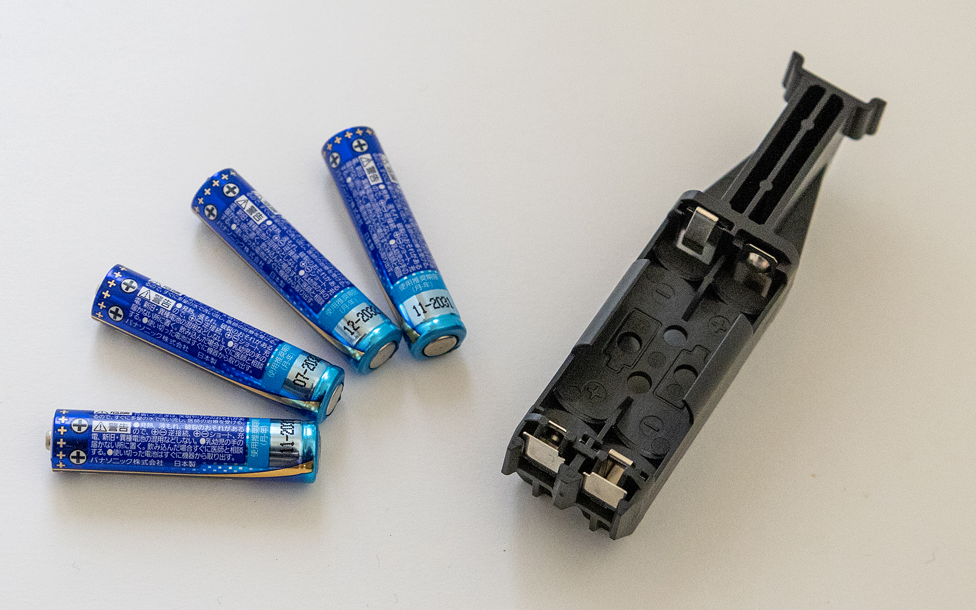 使用電池は単4。新品アルカリ電池使用時の連続点灯時間は約8時間。電池はホルダーに収まる