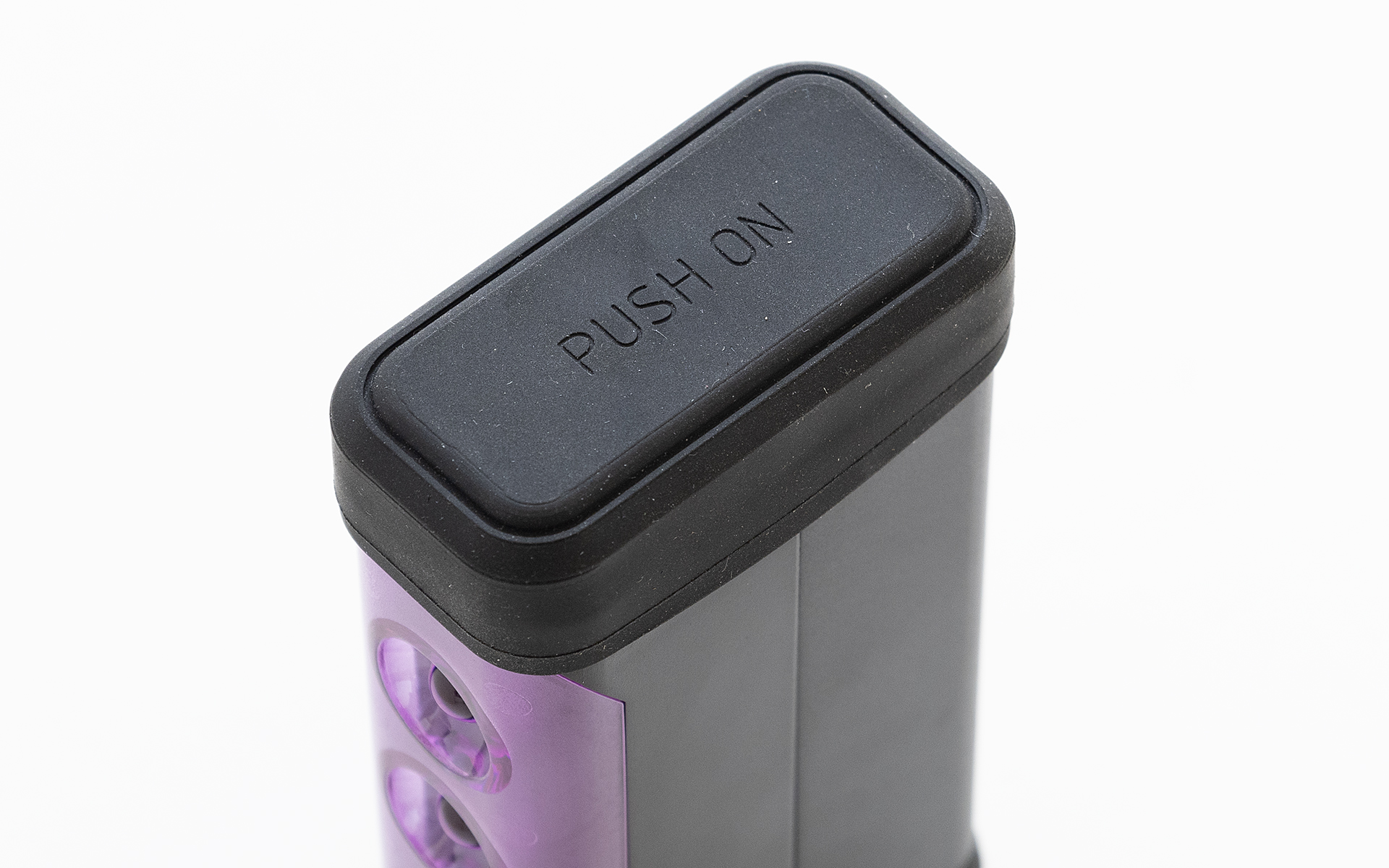 スイッチは本体上部にある。押せる部分が上部の面全体と広いので手探りでも操作しやすい。そしてストロークは深めに取られている。スイッチ部にはゴム製の防水カバーが付いているので雨天でも安心して使用できる