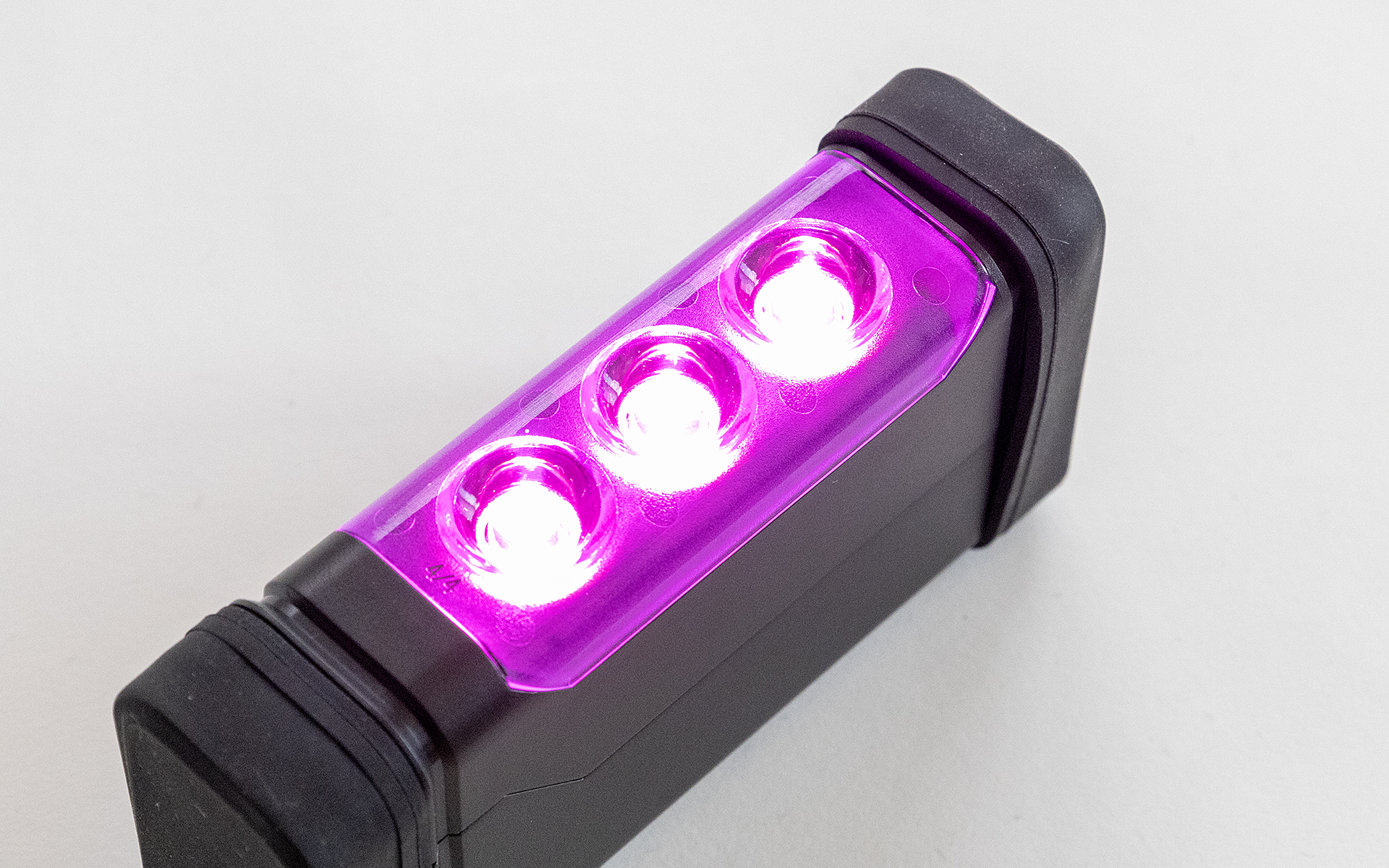 点滅状態。明るいところでもまぶしく感じるほど強い光を発する